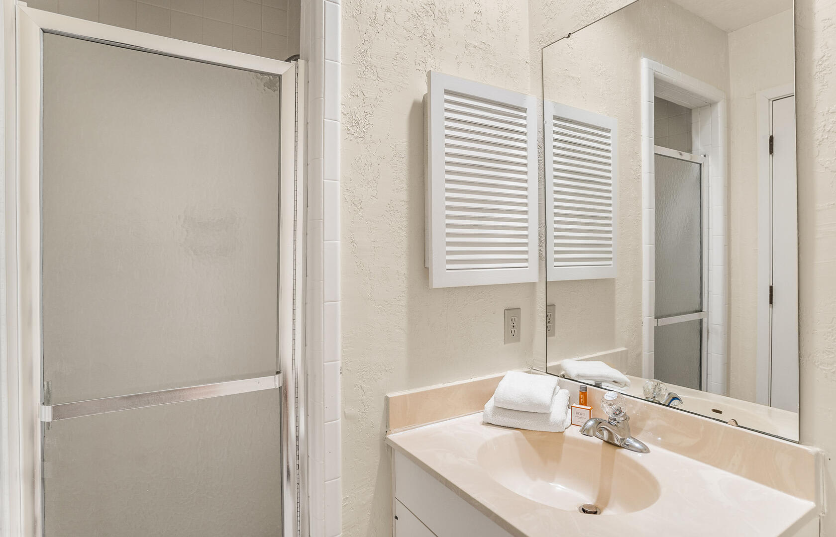 Guest bedroom with en suite bathroom