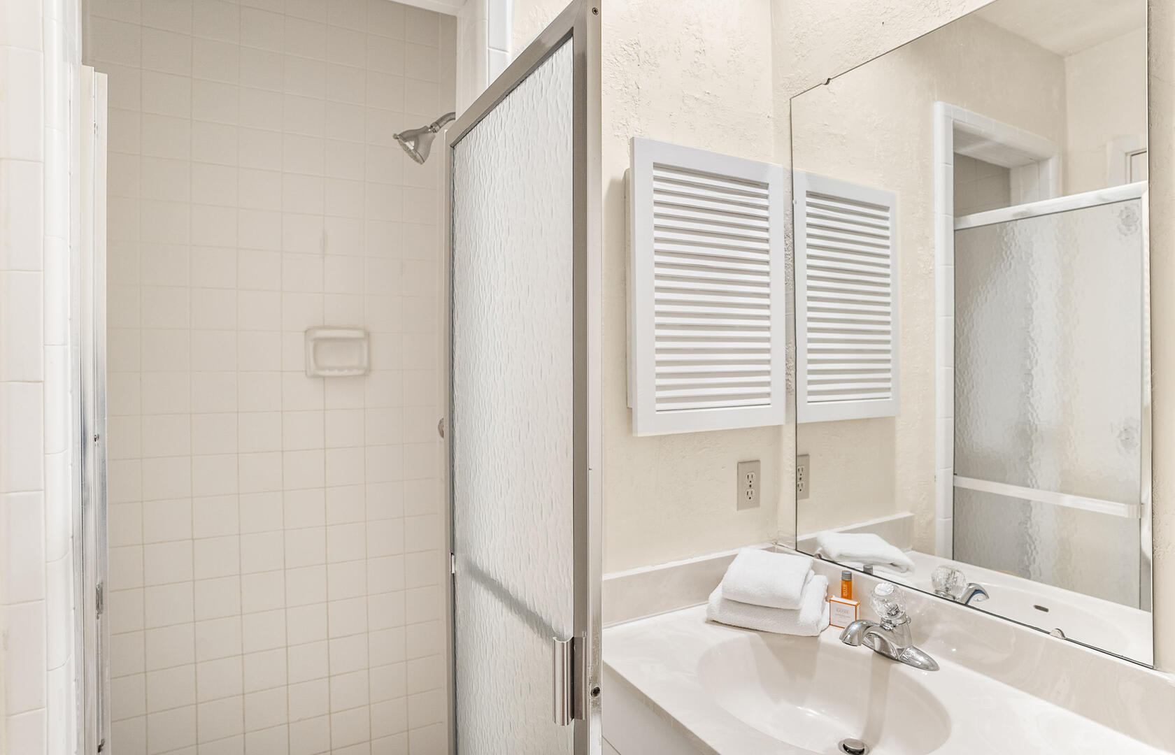 Guest bedroom with en suite bathroom