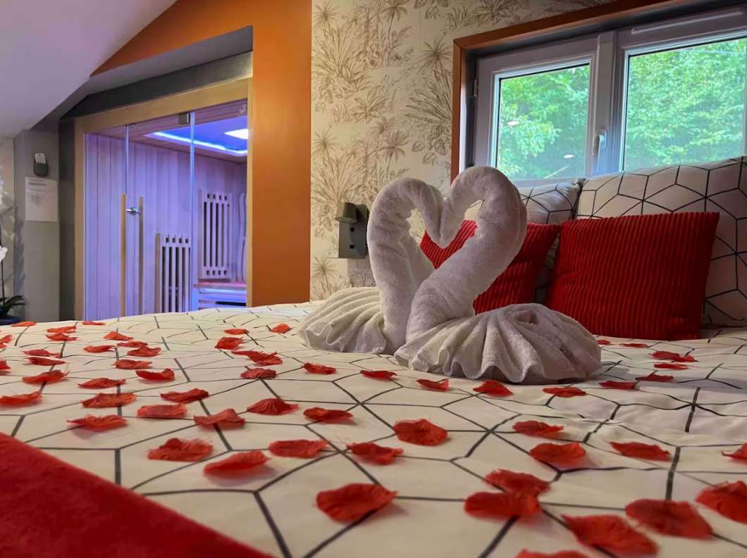 Chalet romantique avec spa et sauna prives — Saint-Gilles-de-Crétot, Normandie — vacation rental