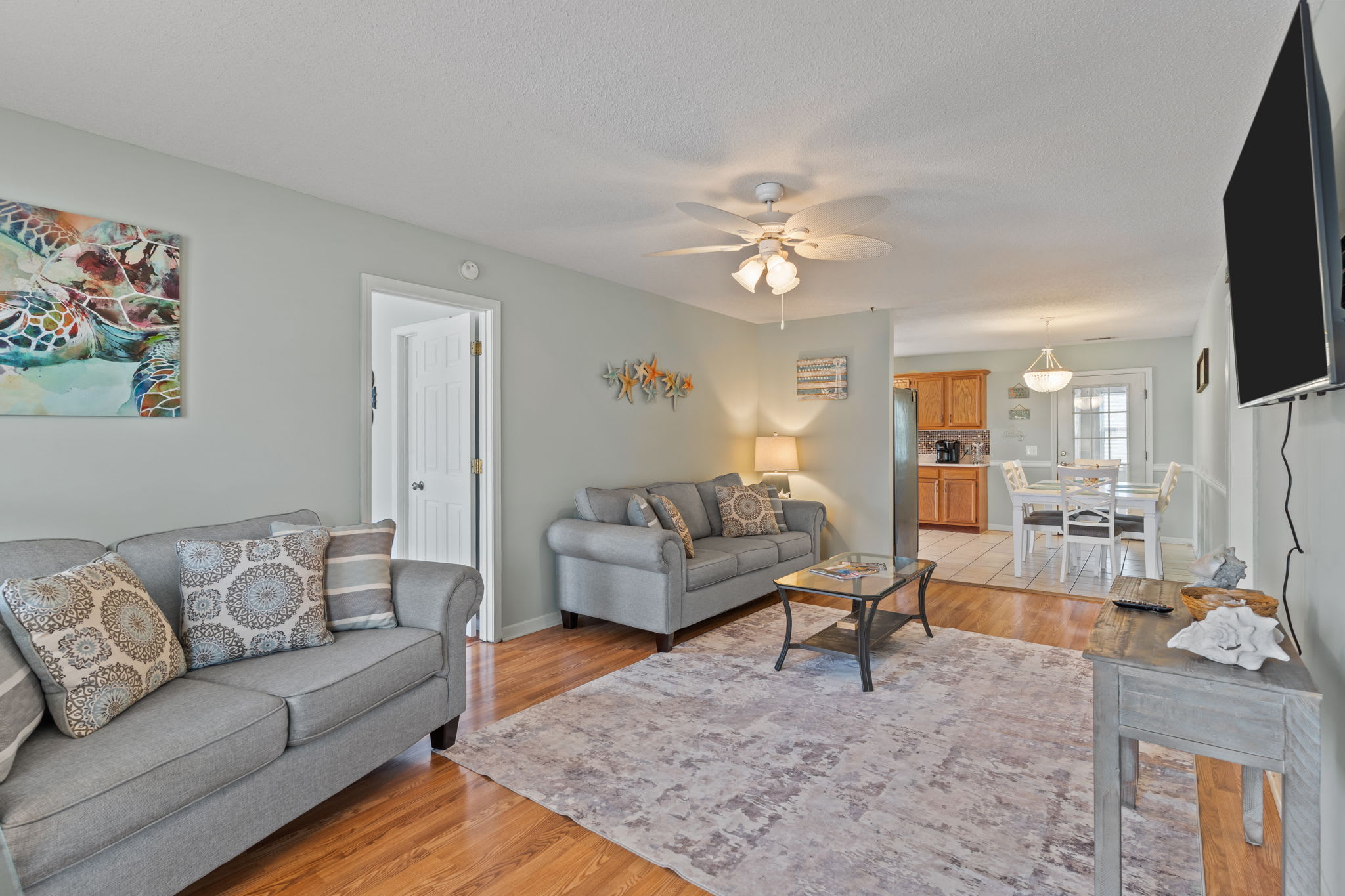 Breaking Tables and Waves | Photo 10