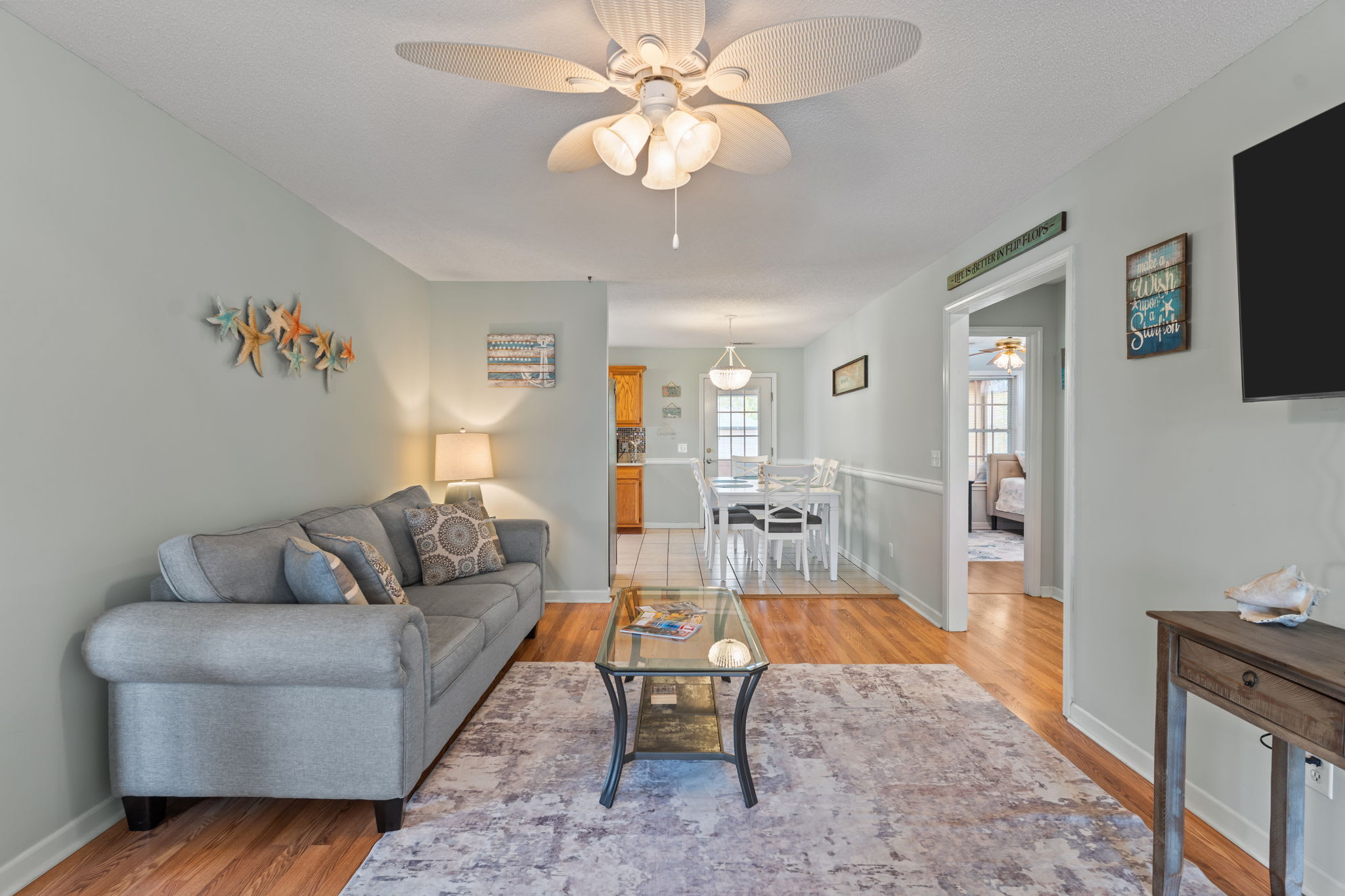 Breaking Tables and Waves | Photo 11