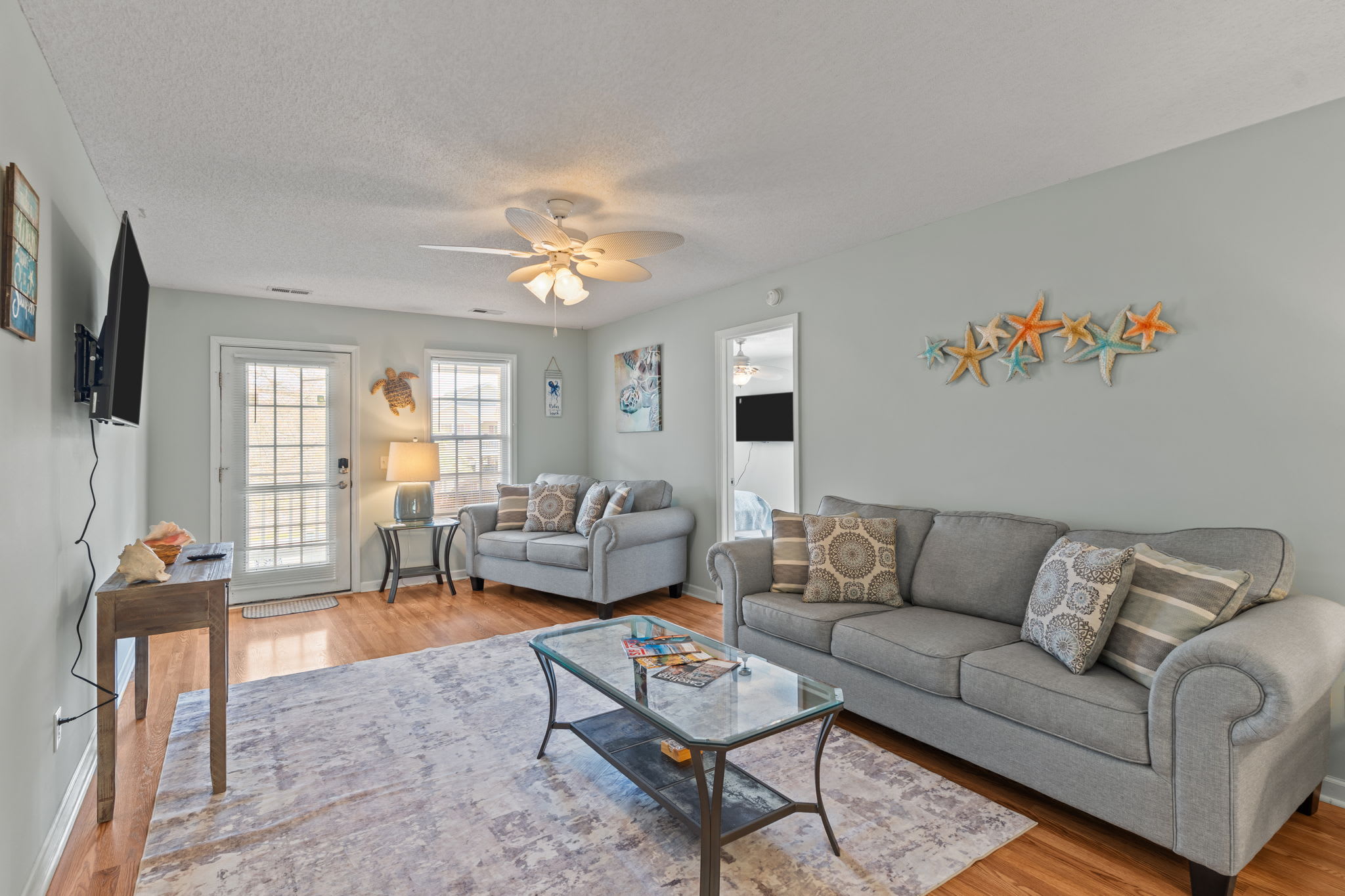 Breaking Tables and Waves | Photo 13