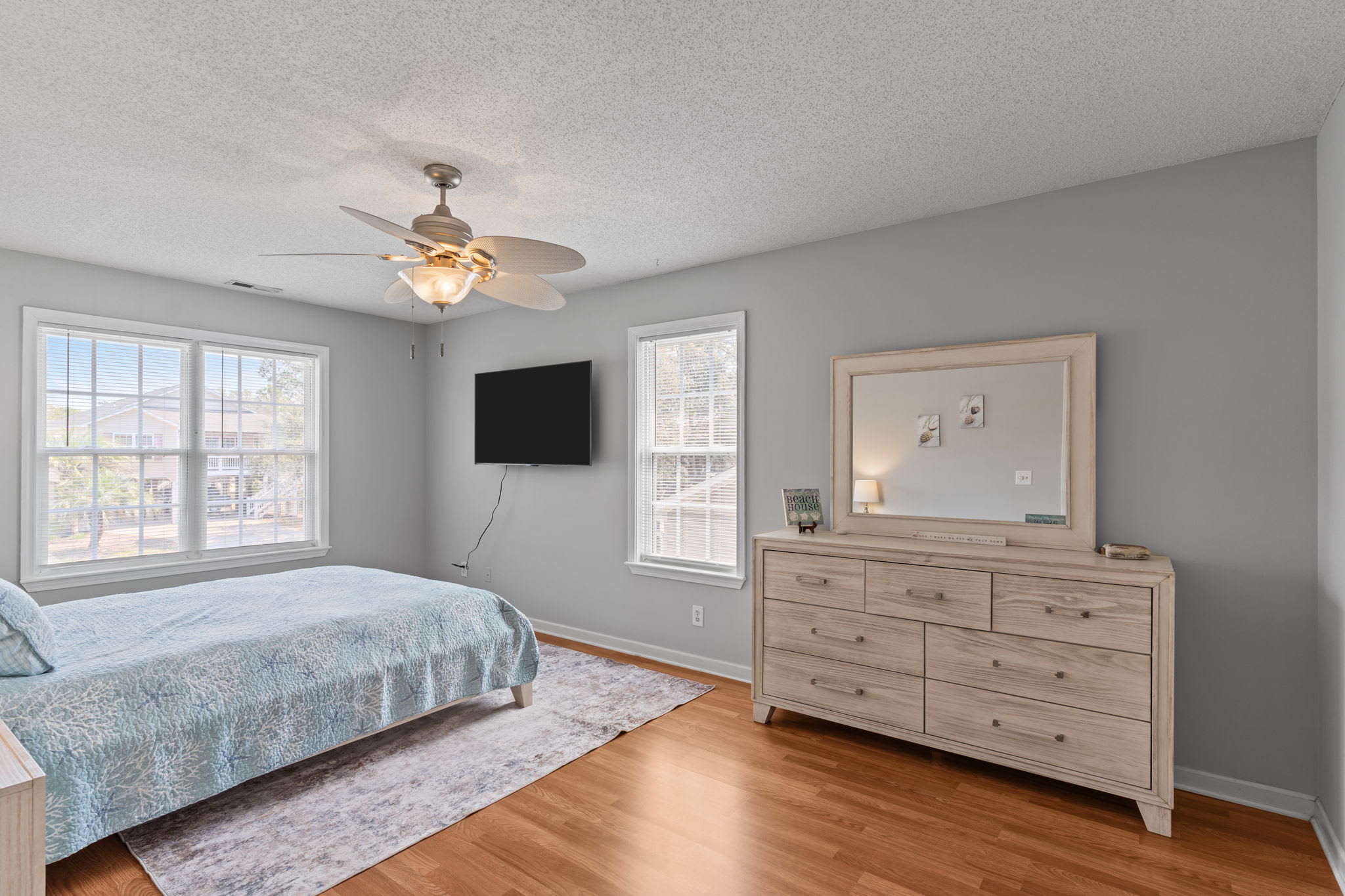 Breaking Tables and Waves | Photo 16