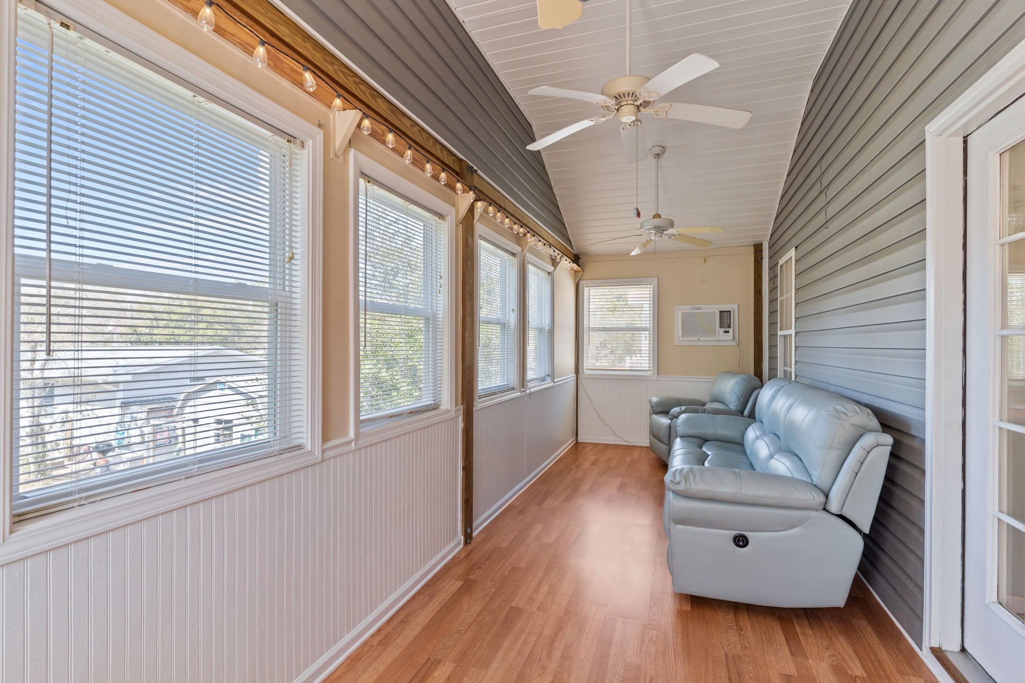 Breaking Tables and Waves | Photo 30