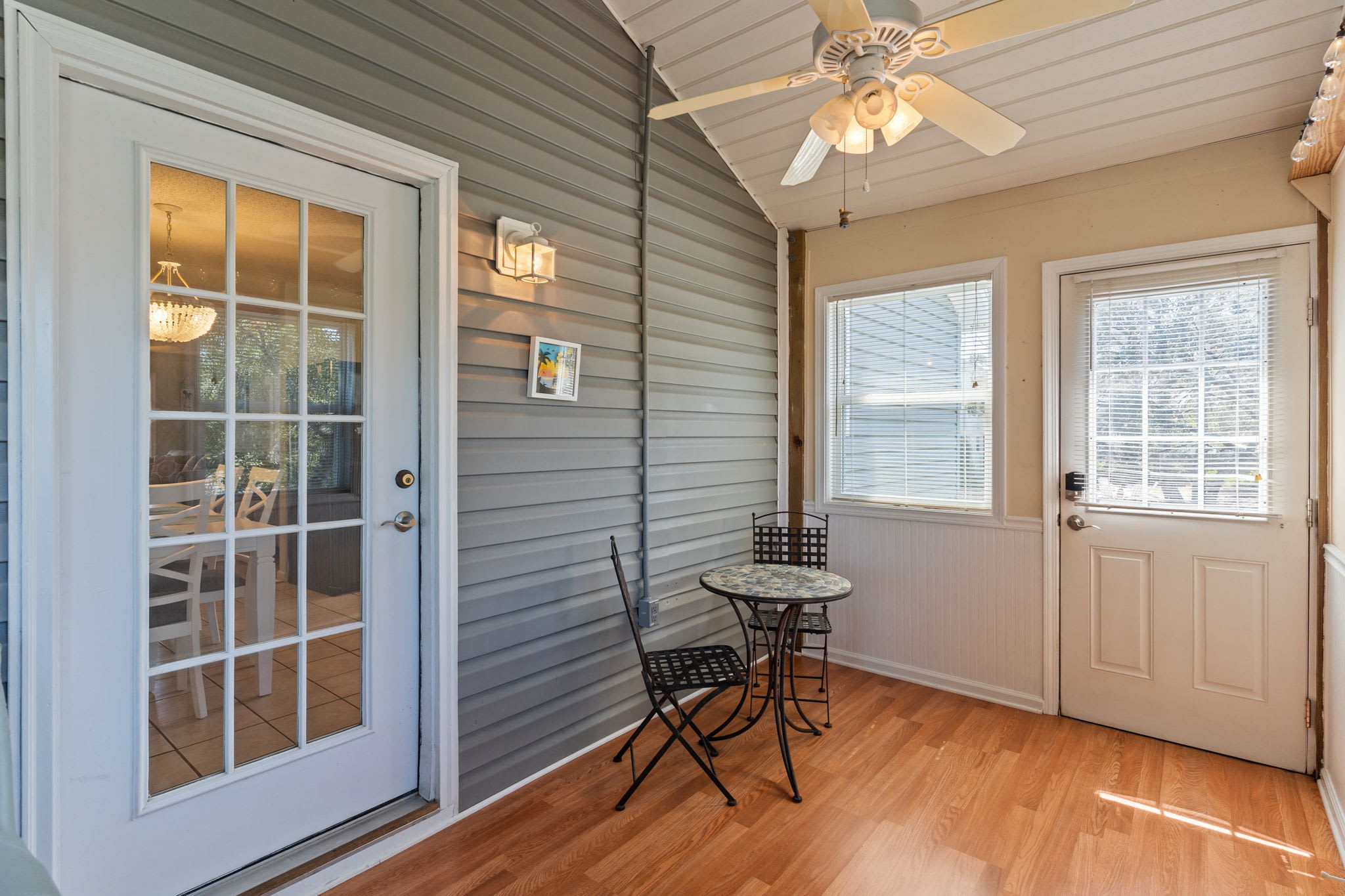 Breaking Tables and Waves | Photo 29