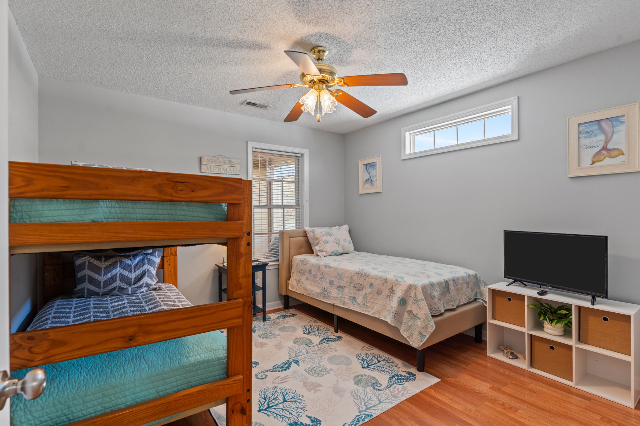 Breaking Tables and Waves | Photo 36