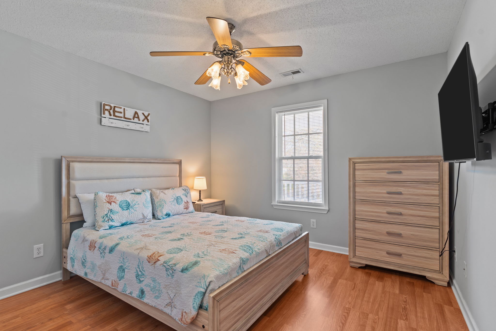 Breaking Tables and Waves | Photo 32