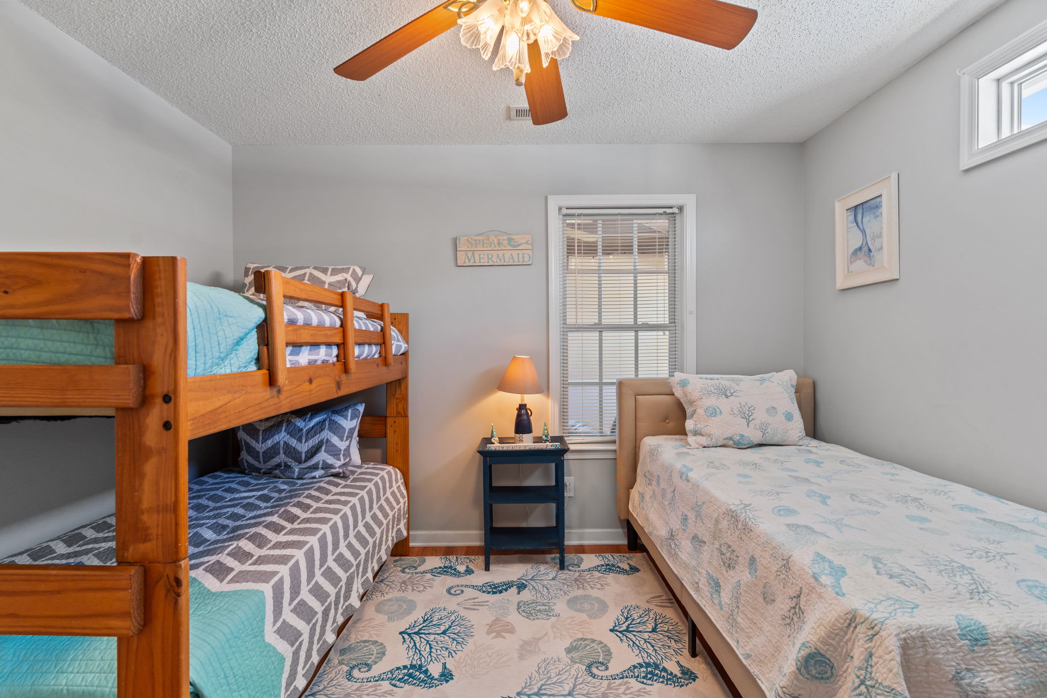 Breaking Tables and Waves | Photo 37