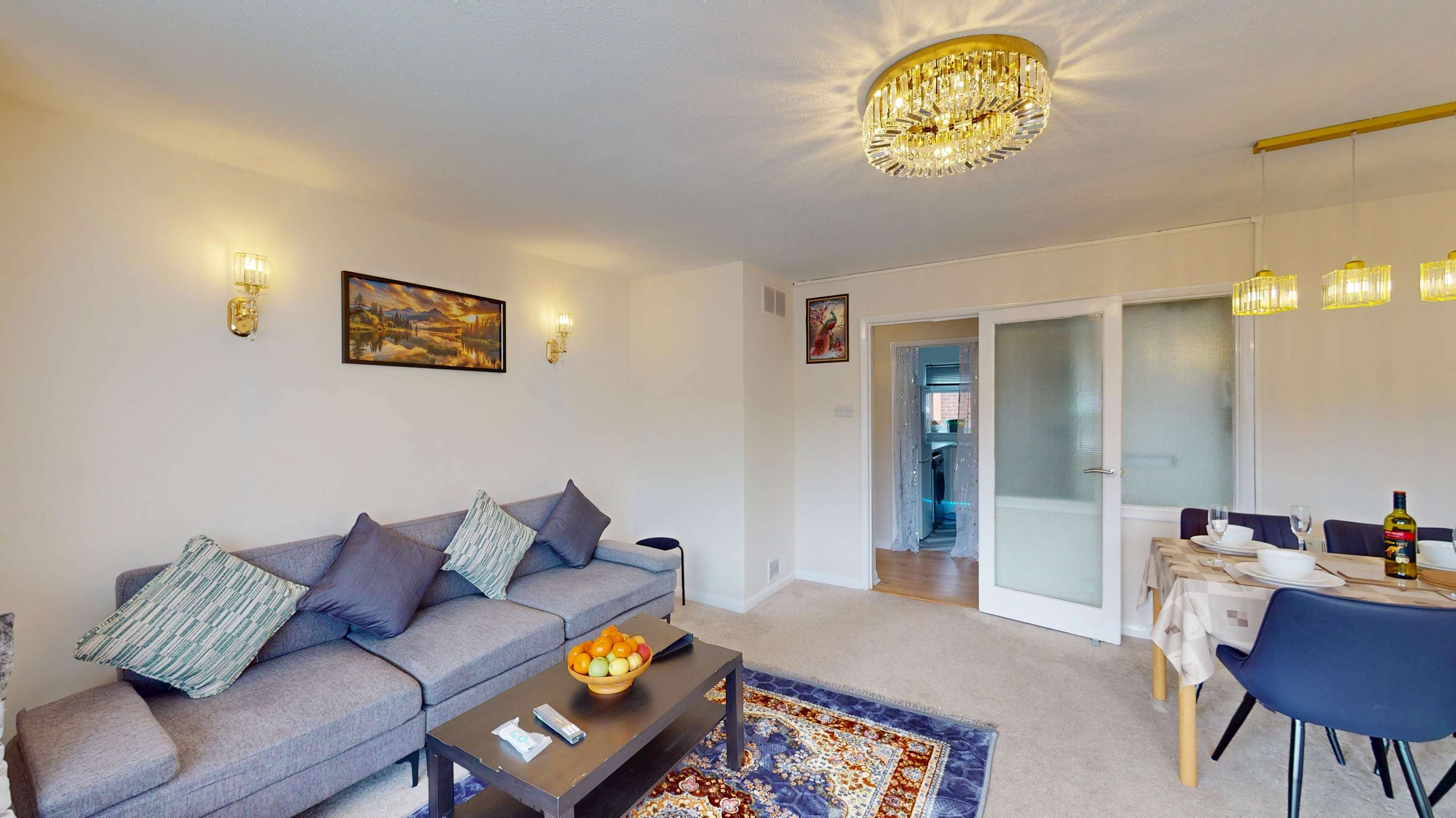 Stylish 2-bed Reading apartment stay with parking — Hostahome managed short-let