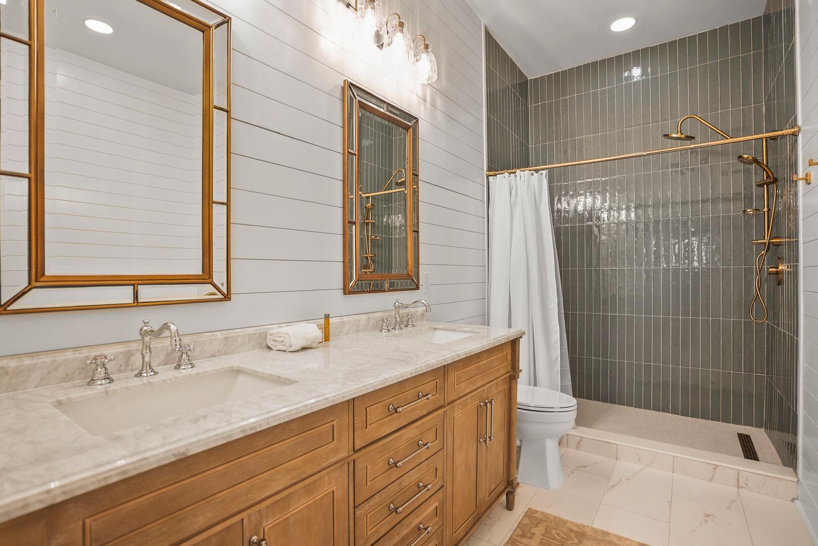 Primary En Suite Bathroom with Soaking Tub and Separate Shower