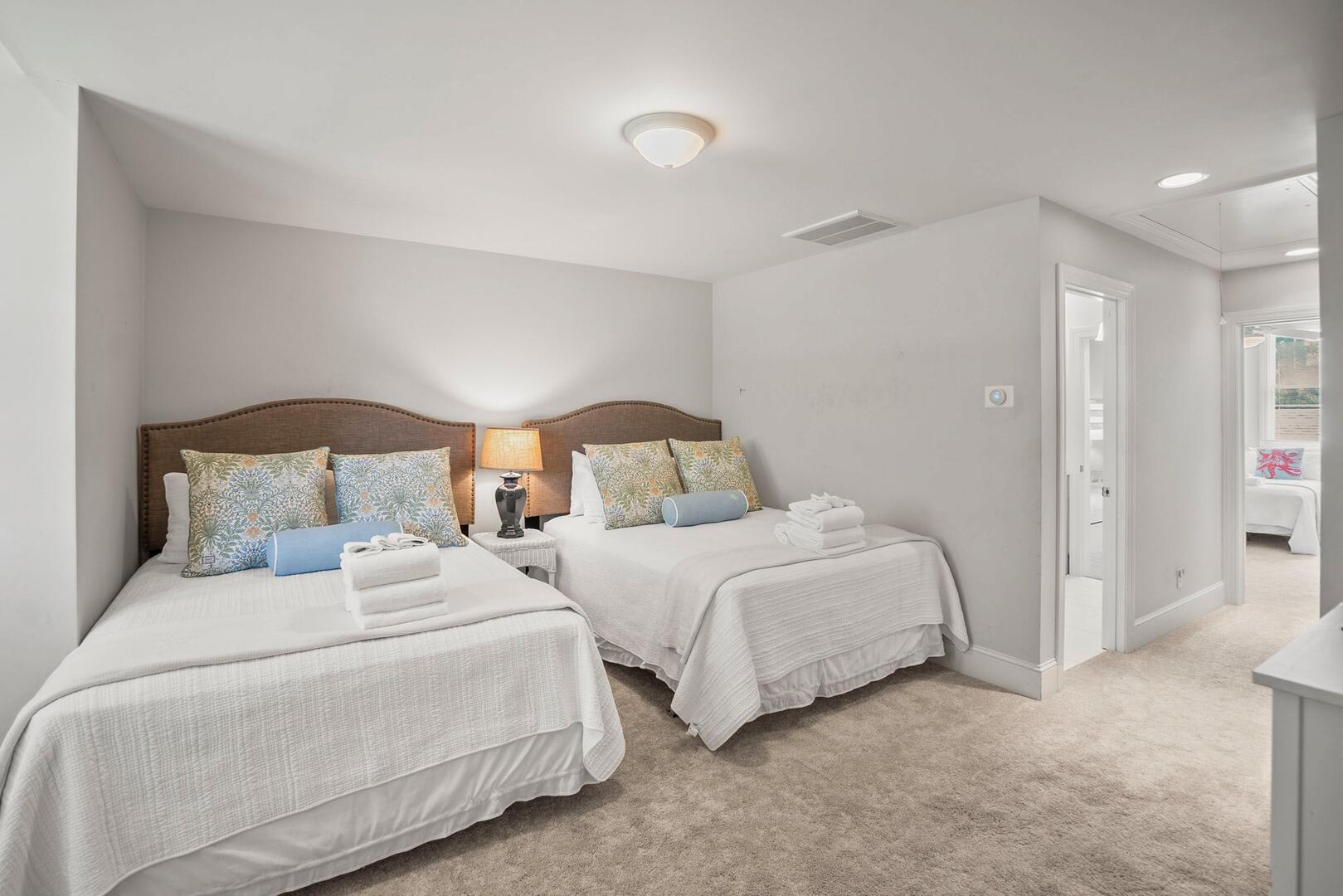 2 Queen Guest Bedroom Upstairs (Pass Through Bedroom)