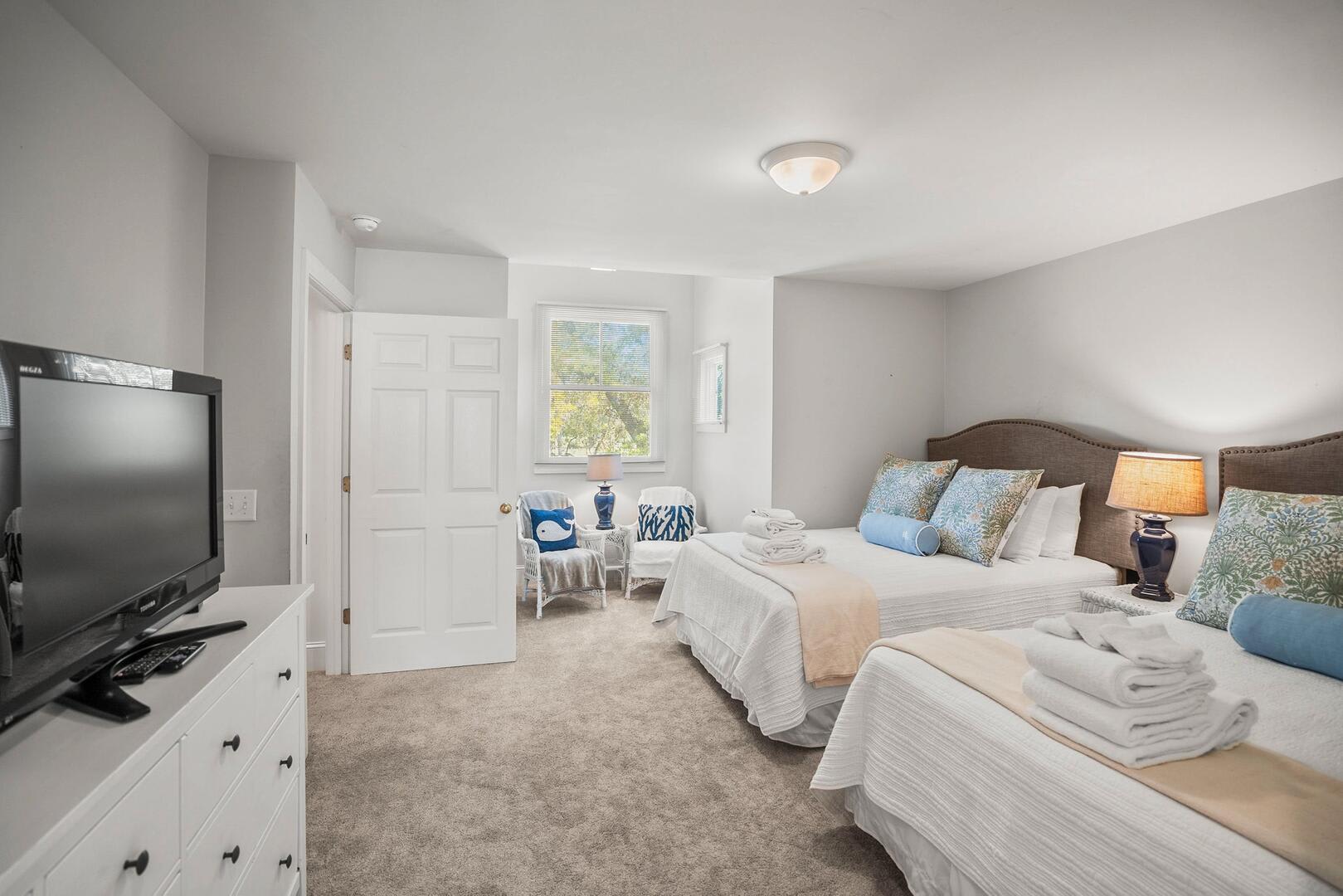 2 Queen Guest Bedroom Upstairs (Pass Through Bedroom)