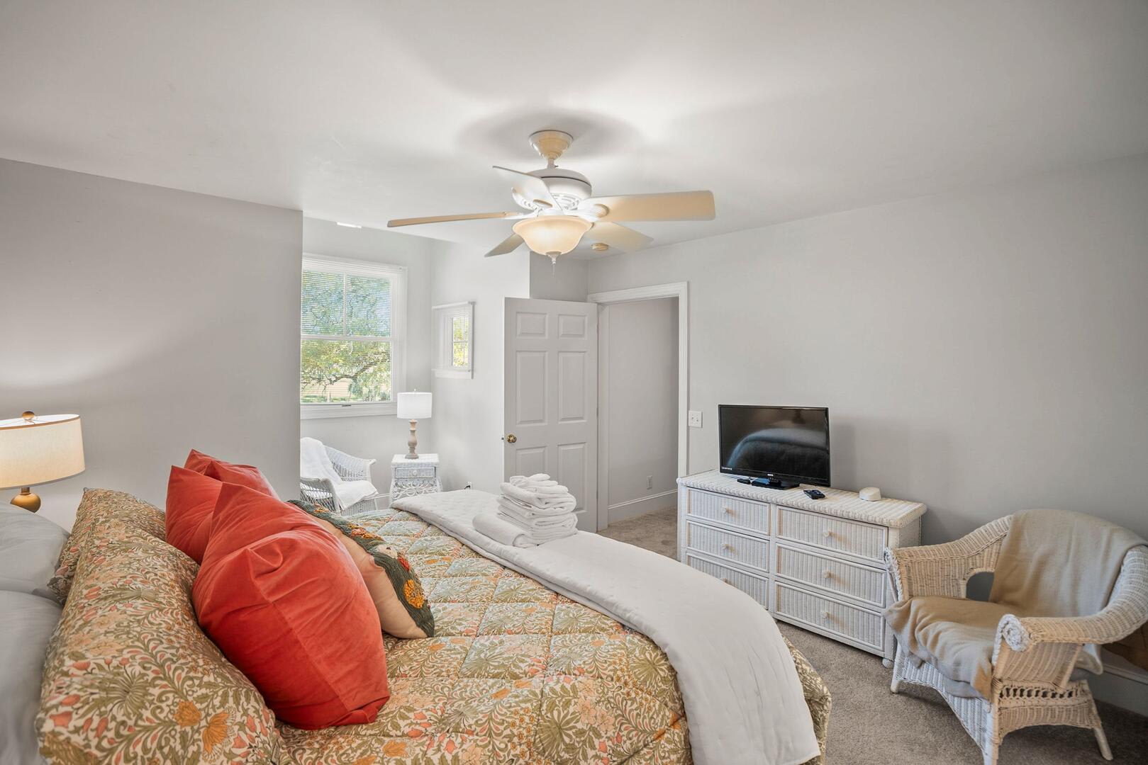 King Guest Bedroom Upstairs (Pass Through Bedroom)