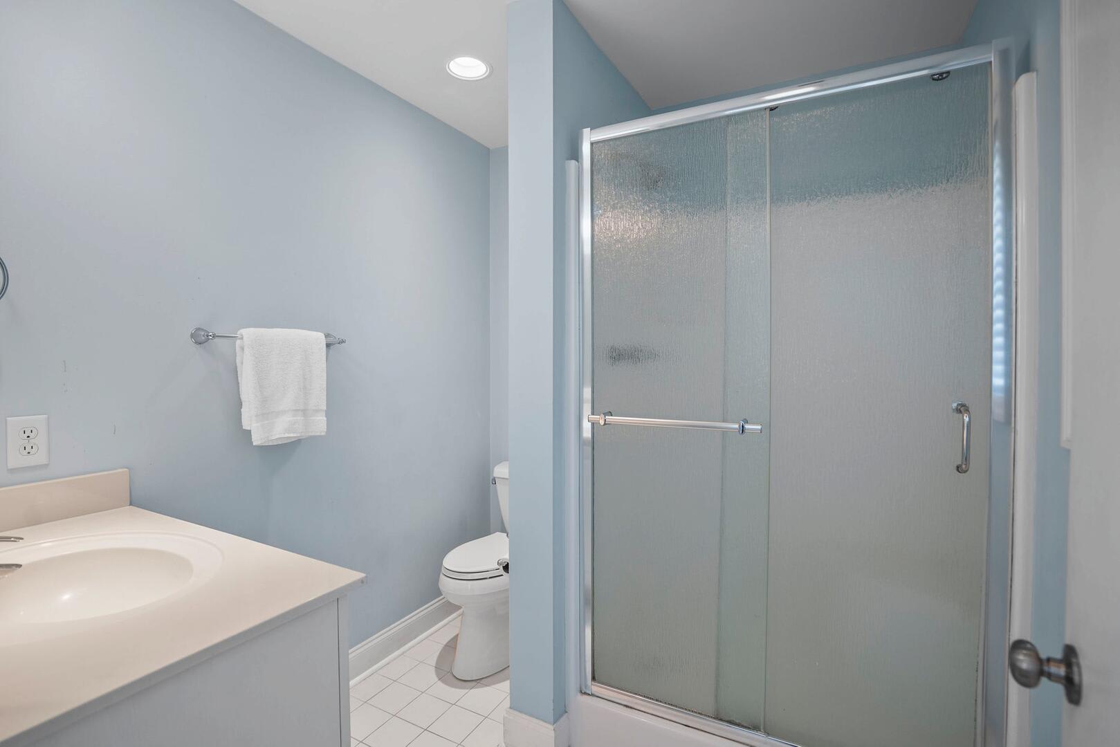 Guest En Suite Bathroom with Shower