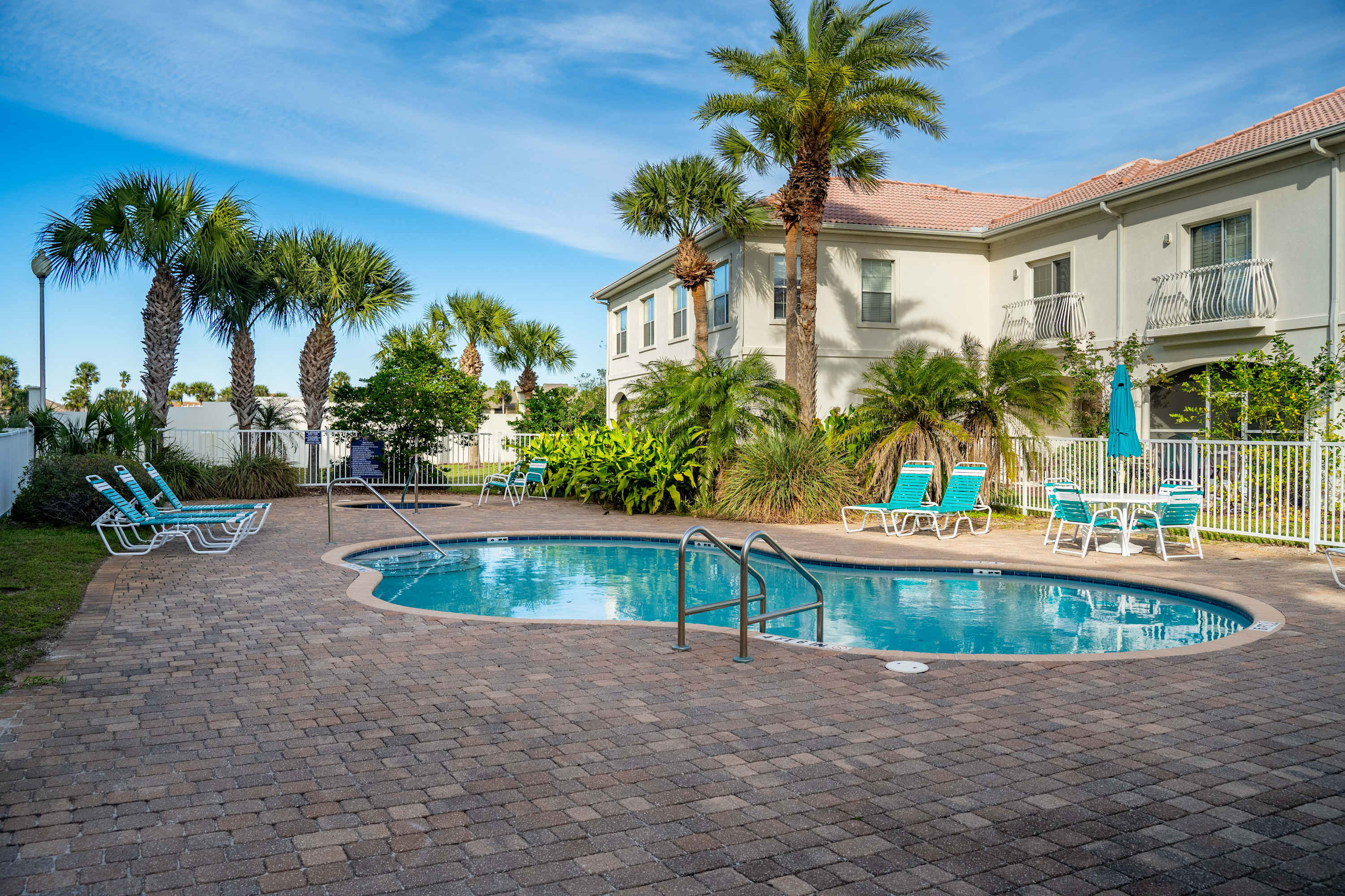Bright Beach Condo, Pool, Spa, Comfy Beds, Patio