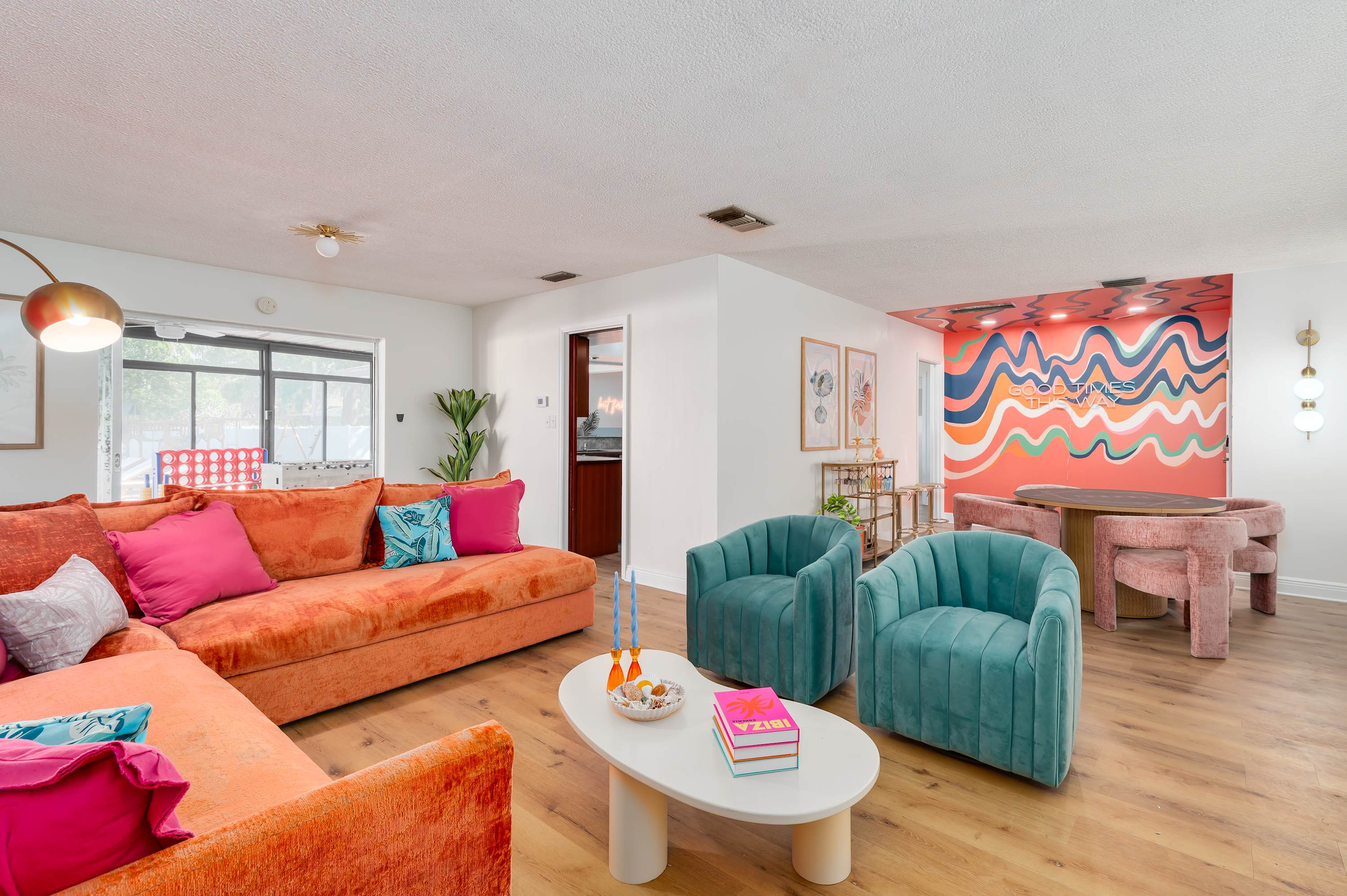 Tropical pop art getaway w Pool & Game Room