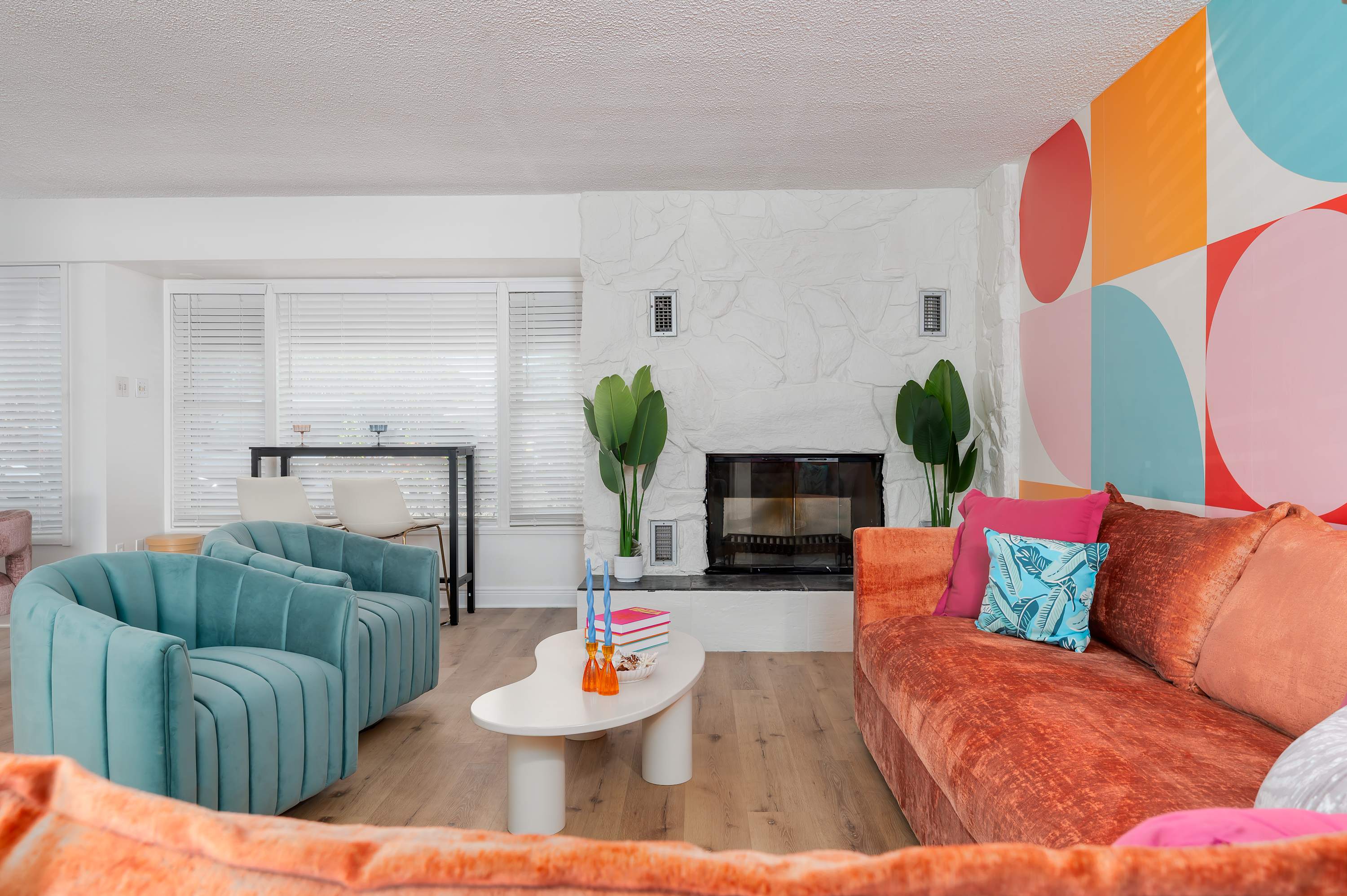 Tropical pop art getaway w Pool & Game Room