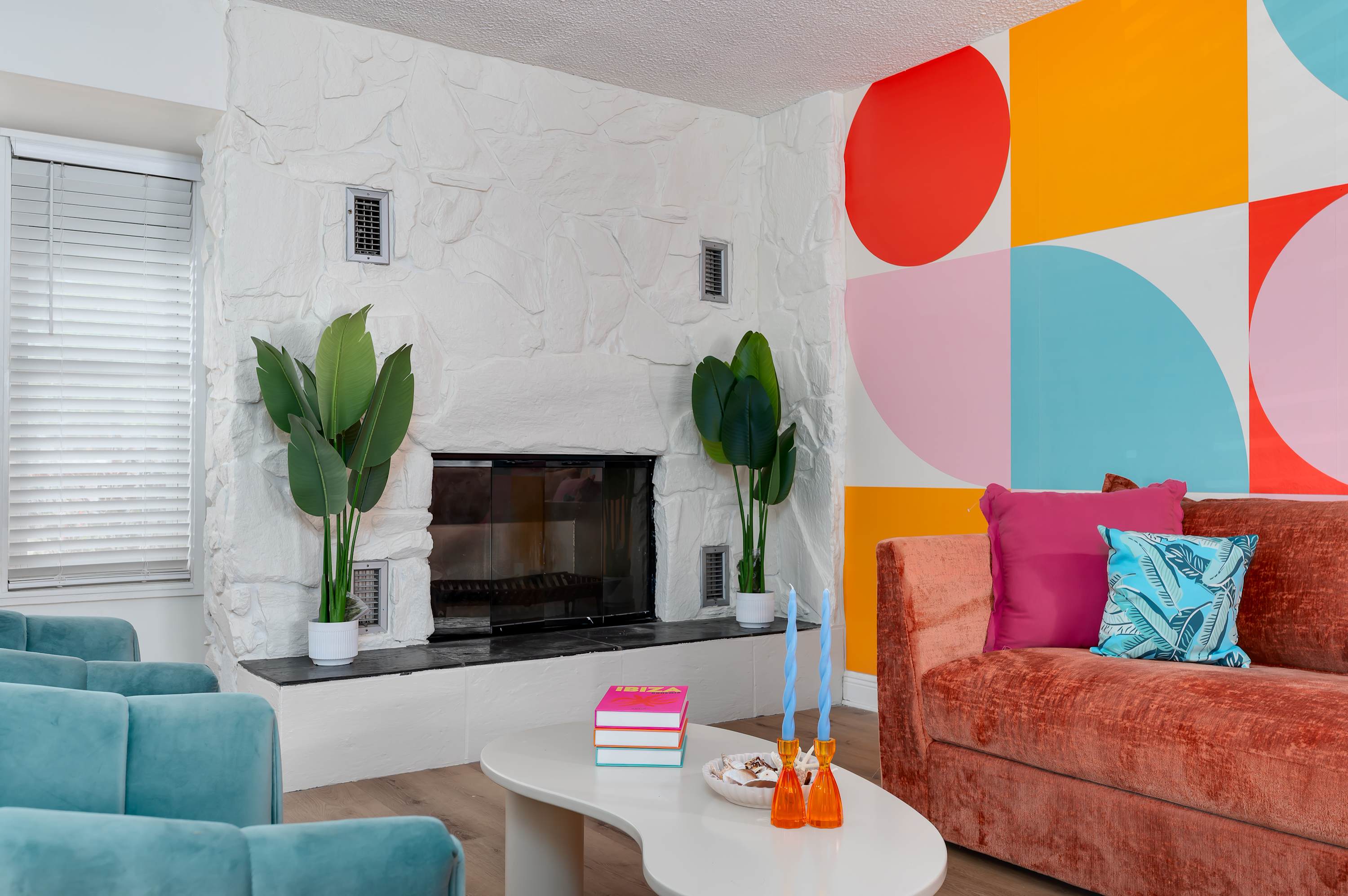 Tropical pop art getaway w Pool & Game Room
