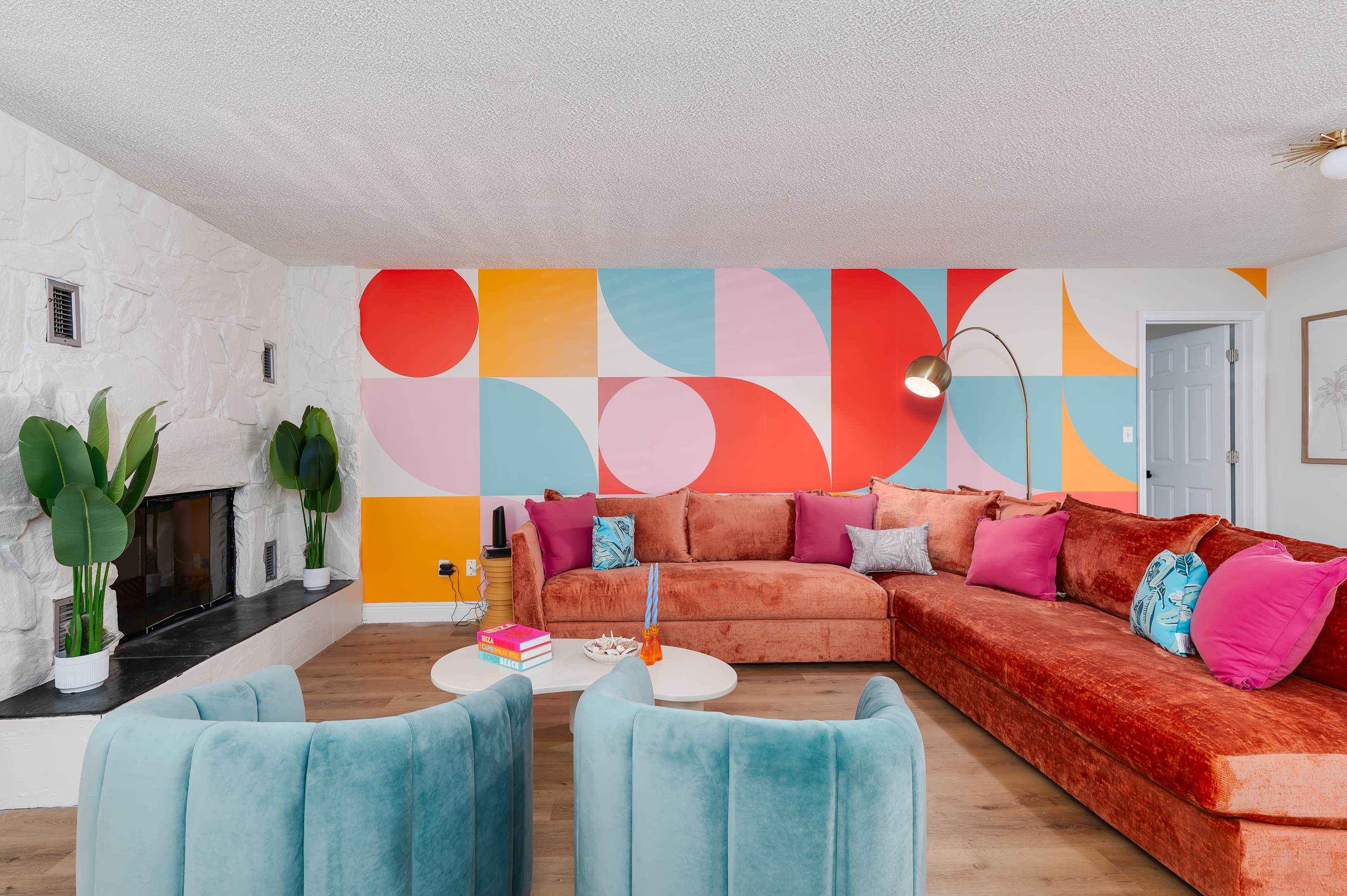 Tropical pop art getaway w Pool & Game Room