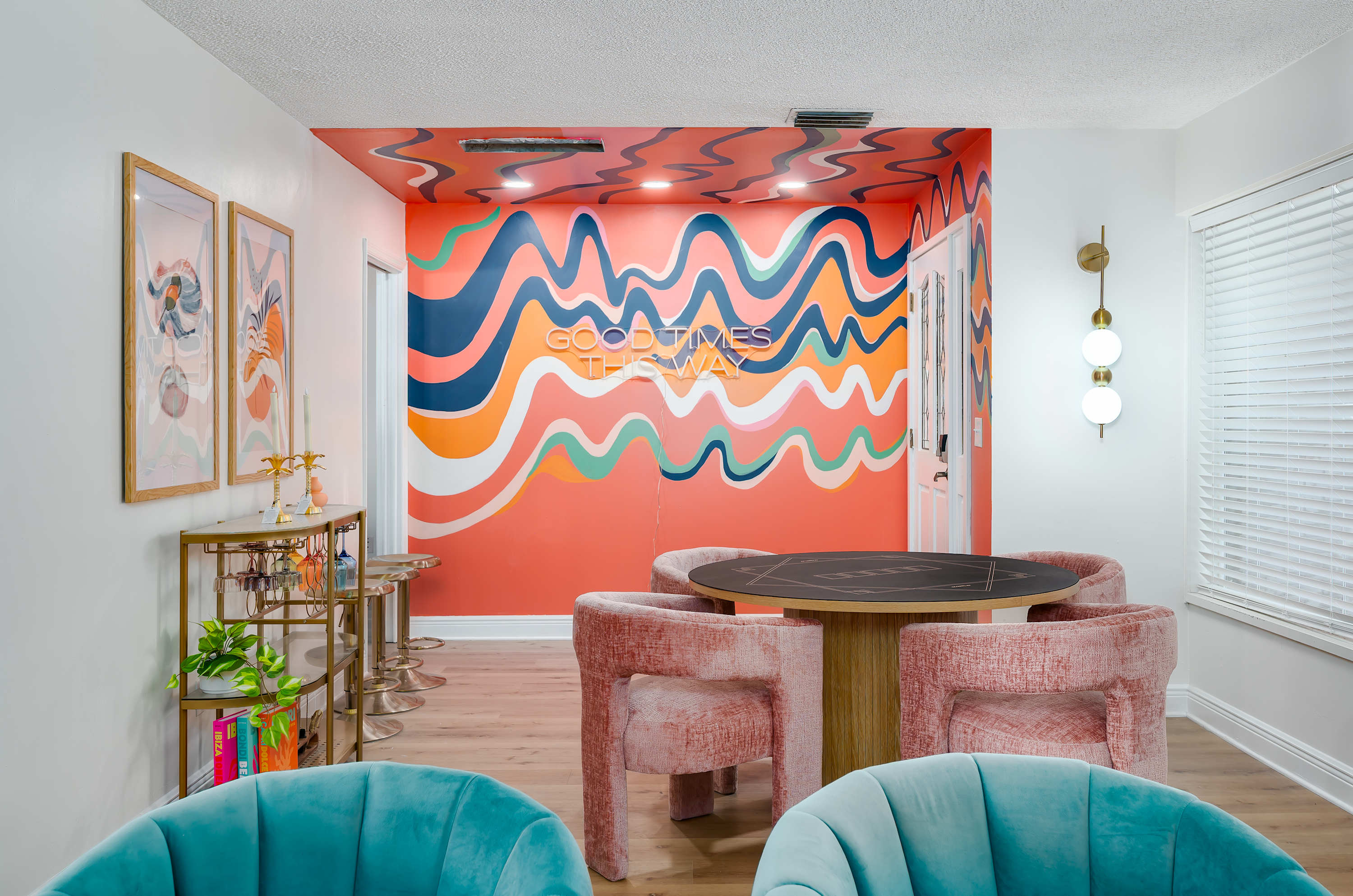 Tropical pop art getaway w Pool & Game Room