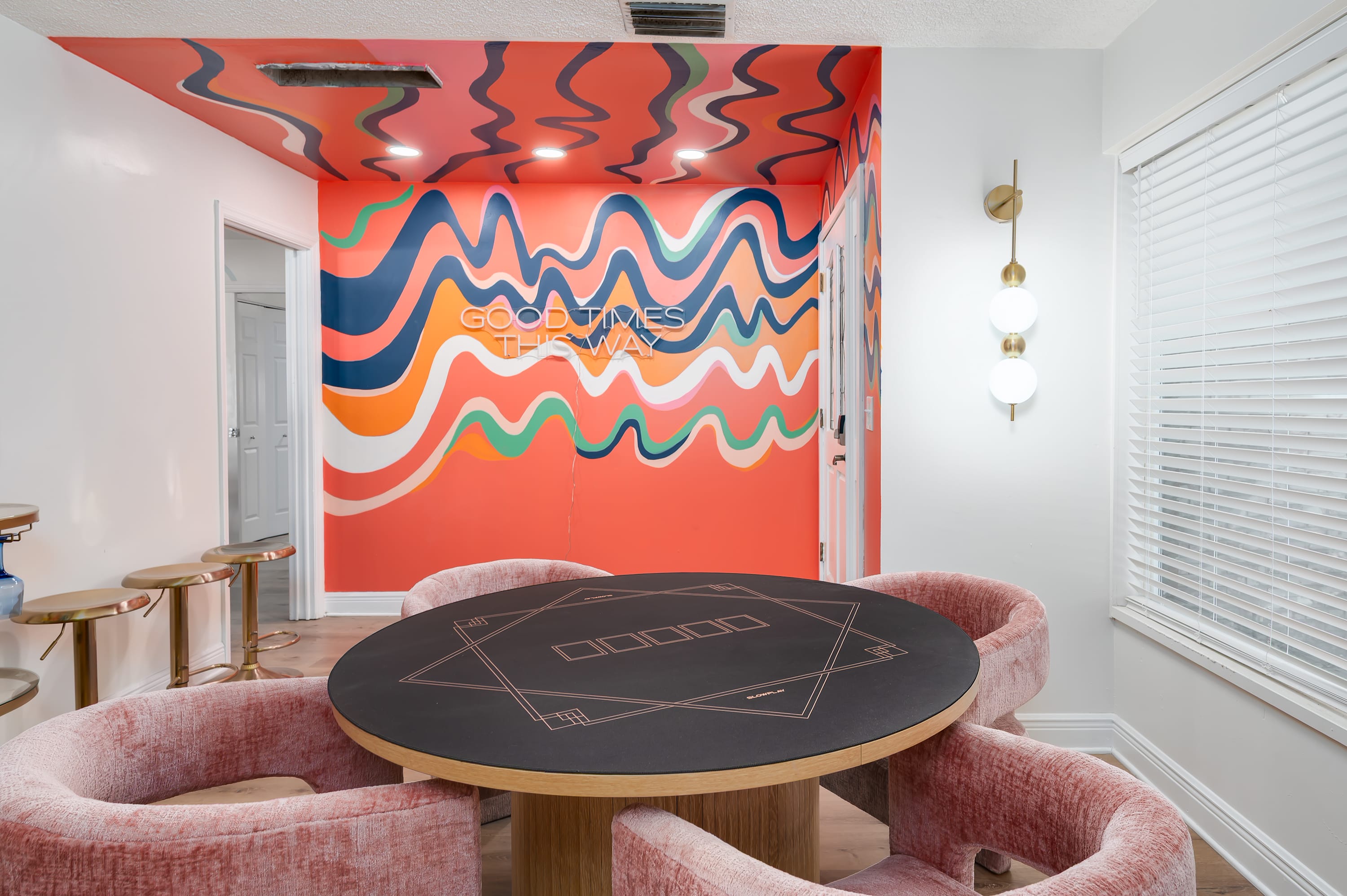 Tropical pop art getaway w Pool & Game Room