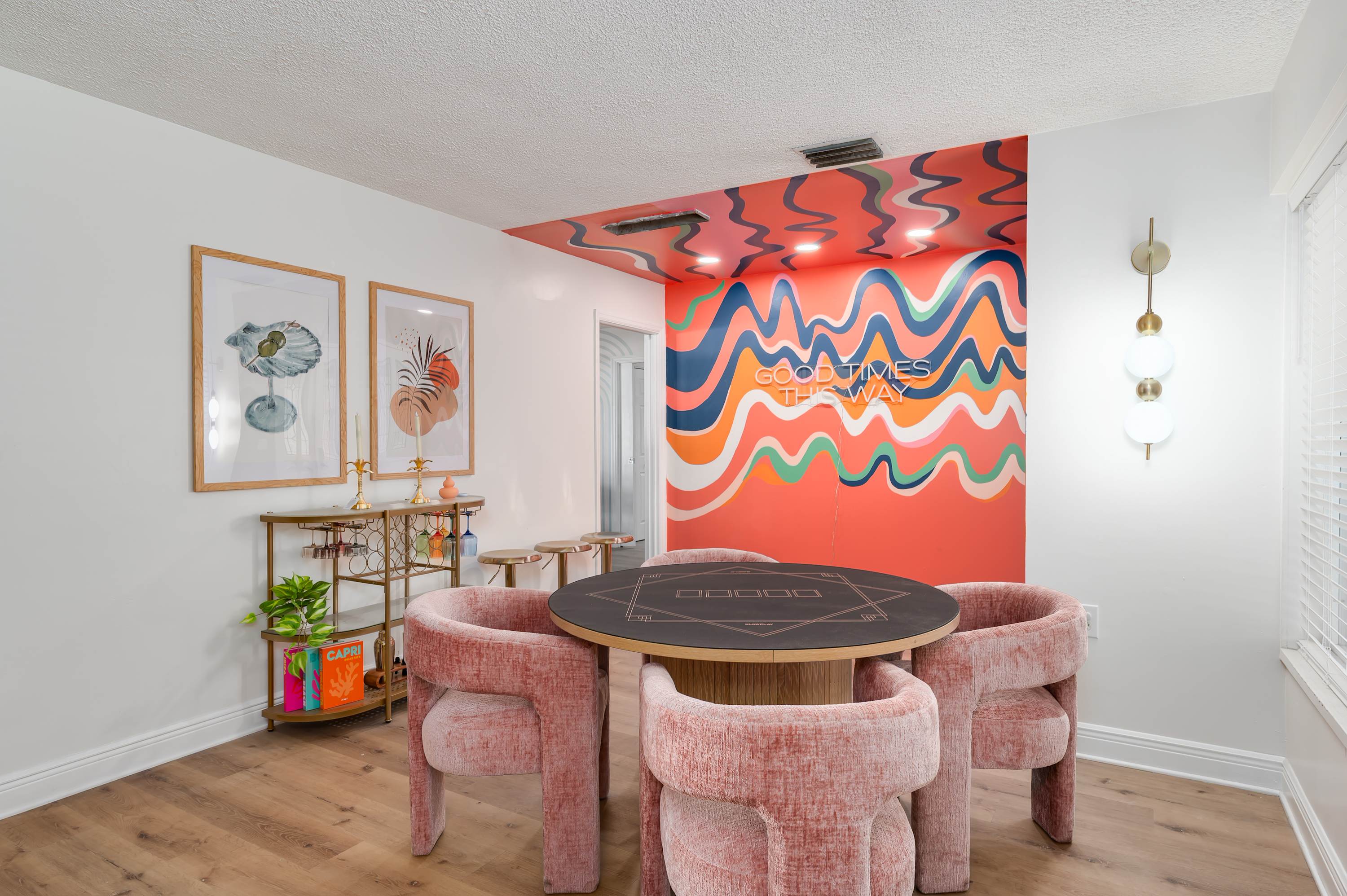 Tropical pop art getaway w Pool & Game Room