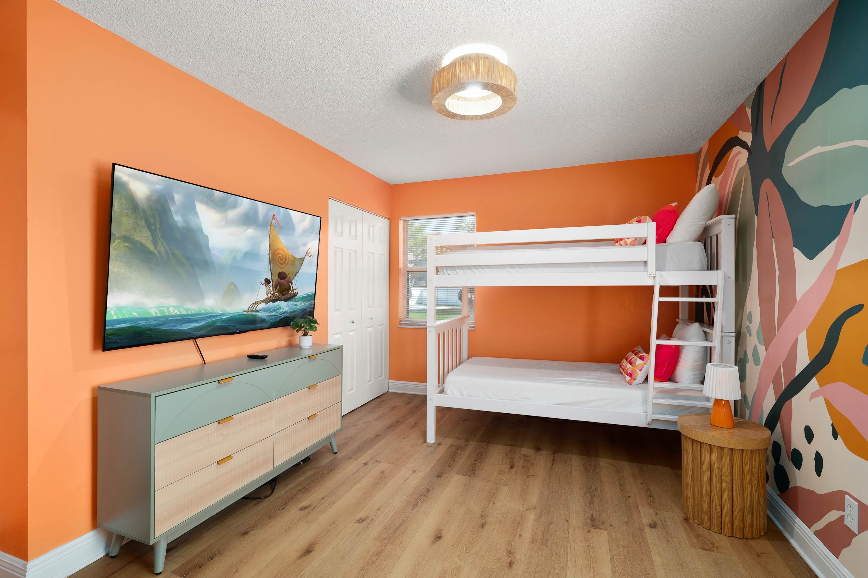 Tropical pop art getaway w Pool & Game Room