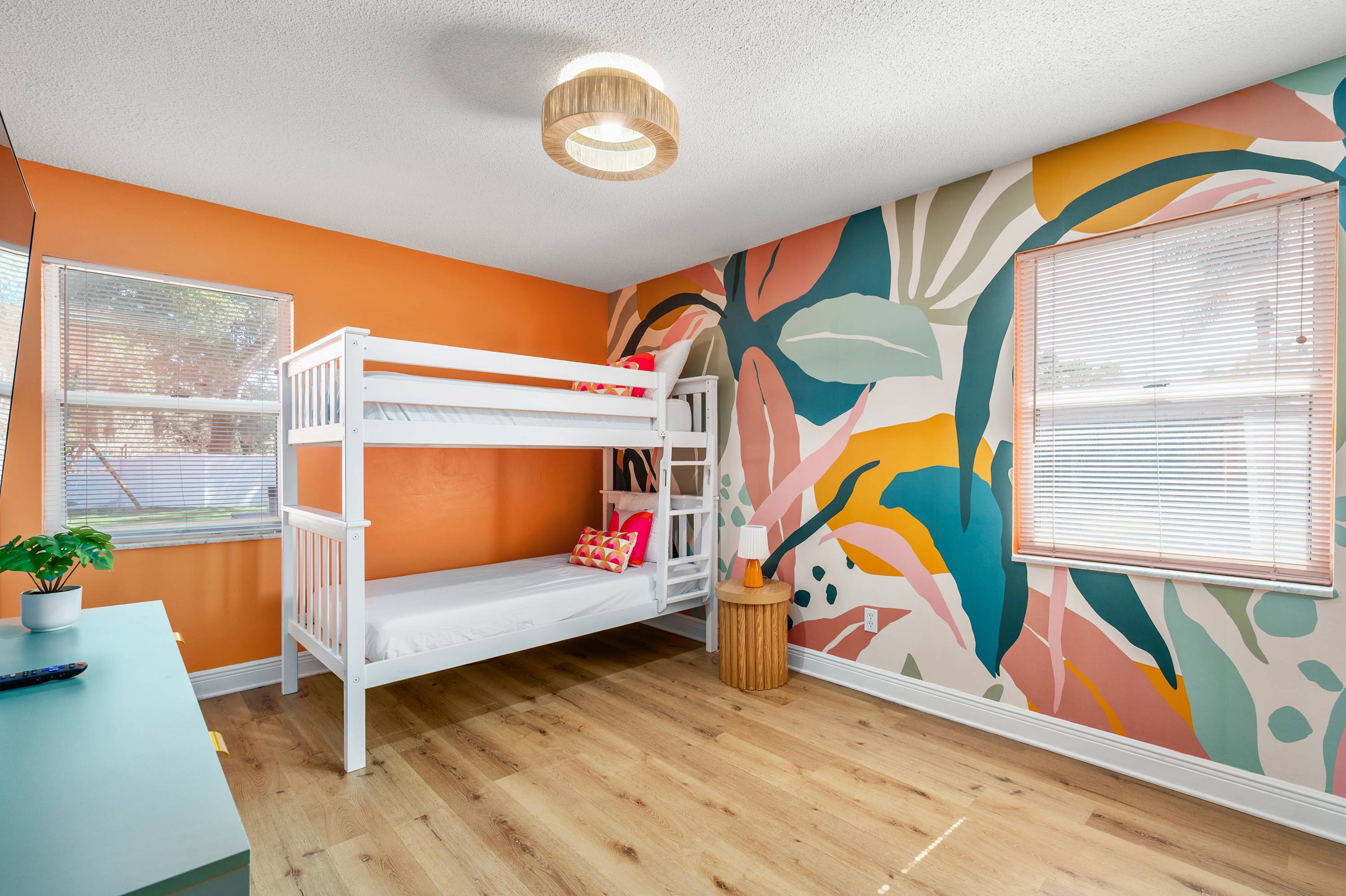 Tropical pop art getaway w Pool & Game Room