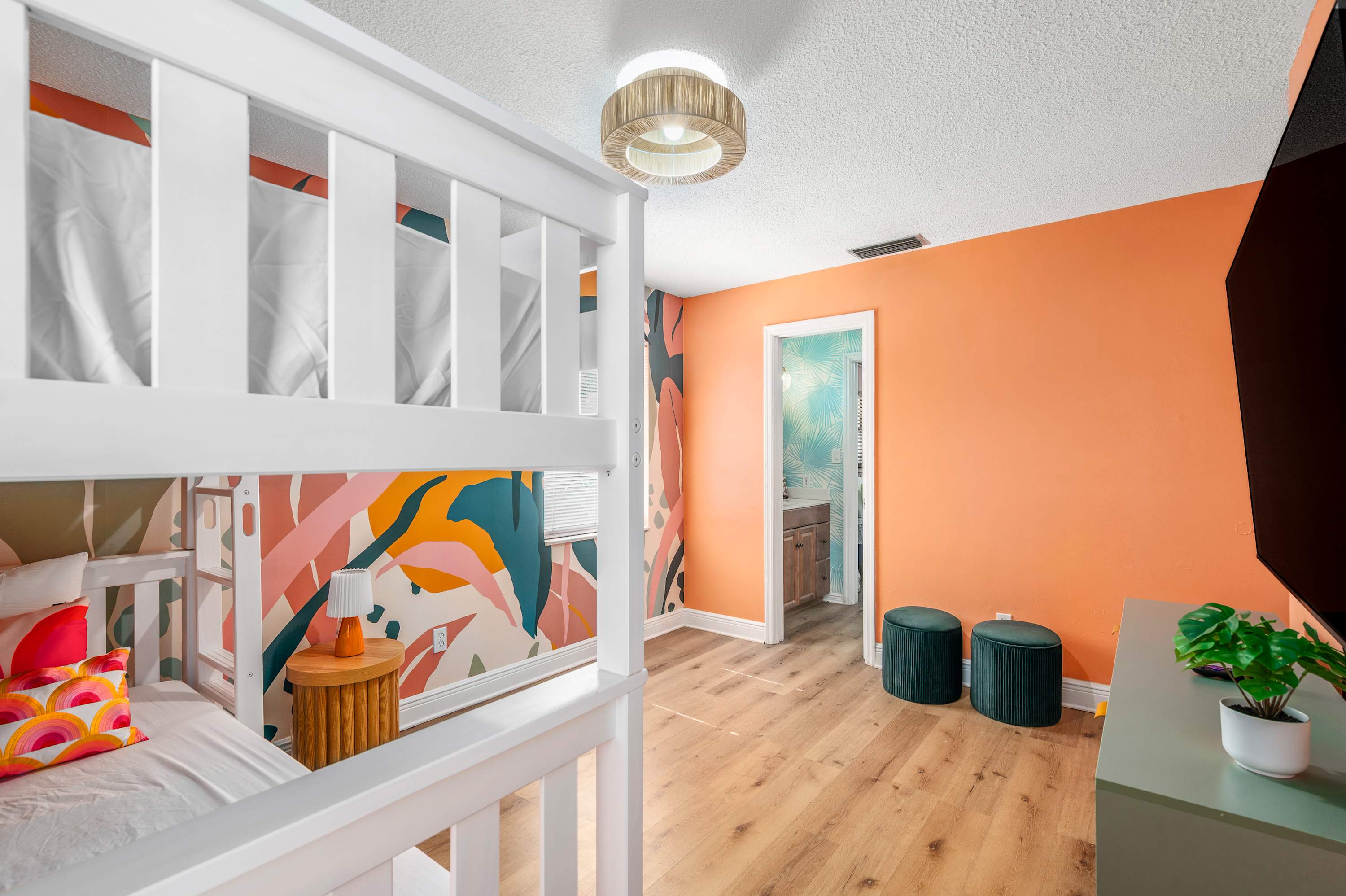 Tropical pop art getaway w Pool & Game Room