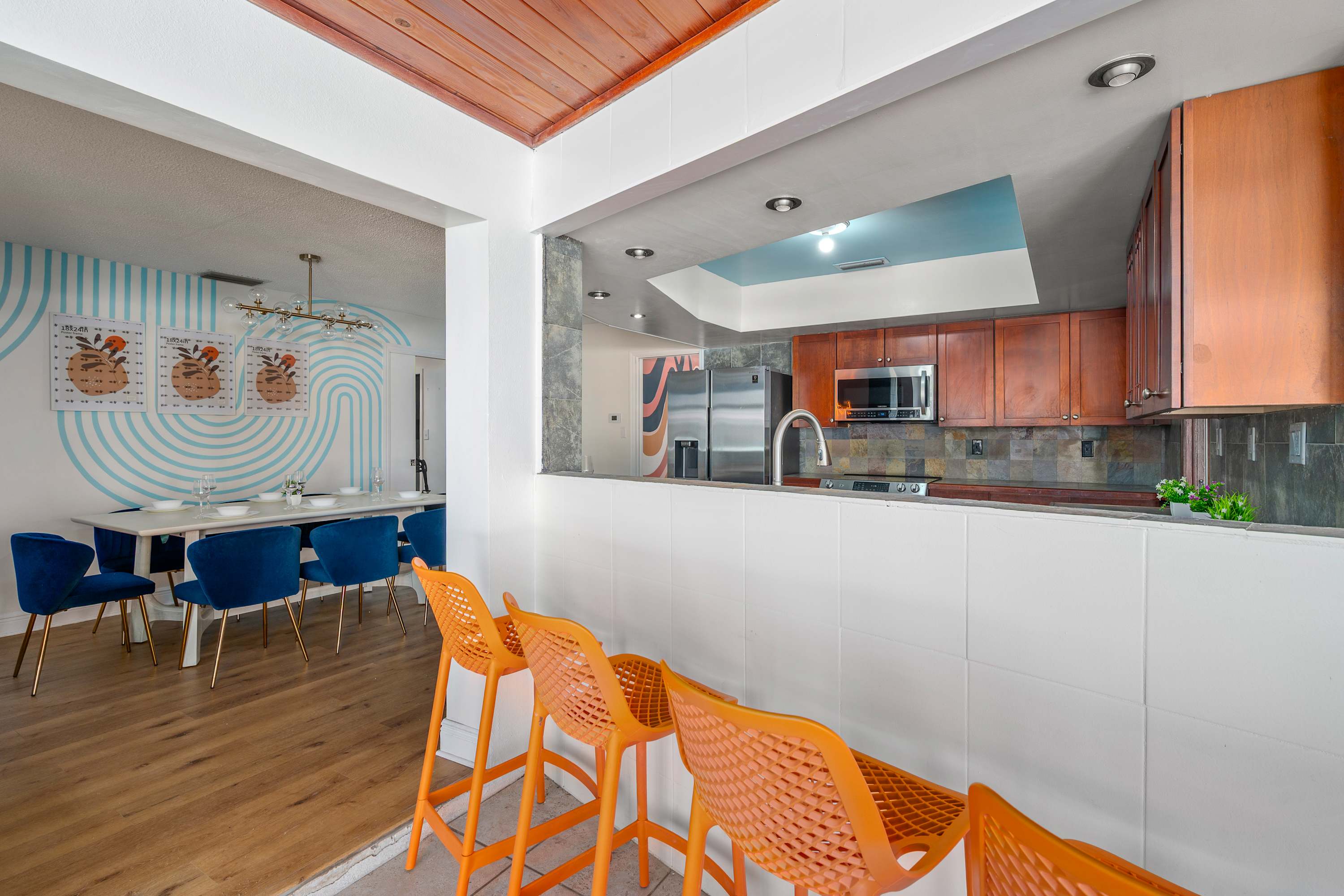 Tropical pop art getaway w Pool & Game Room