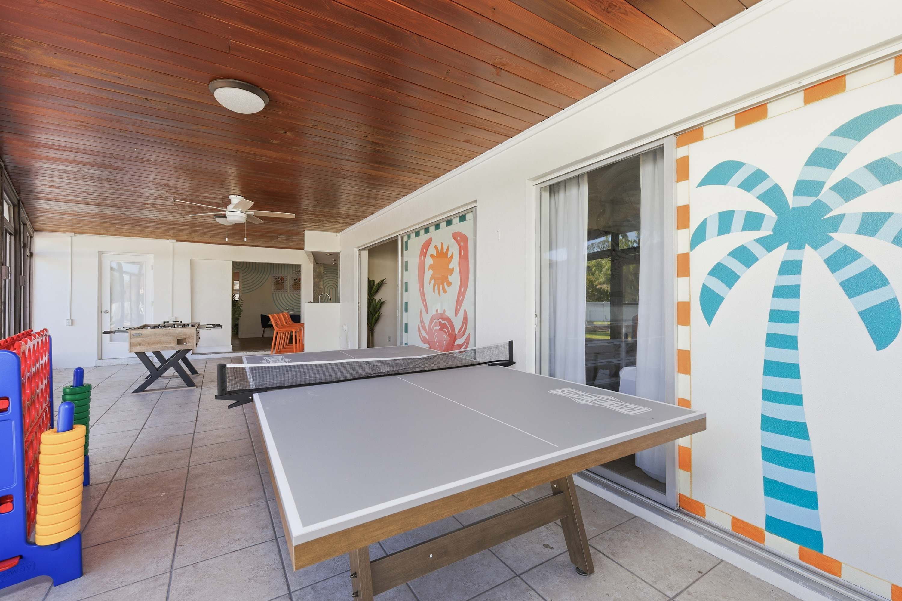 Tropical pop art getaway w Pool & Game Room