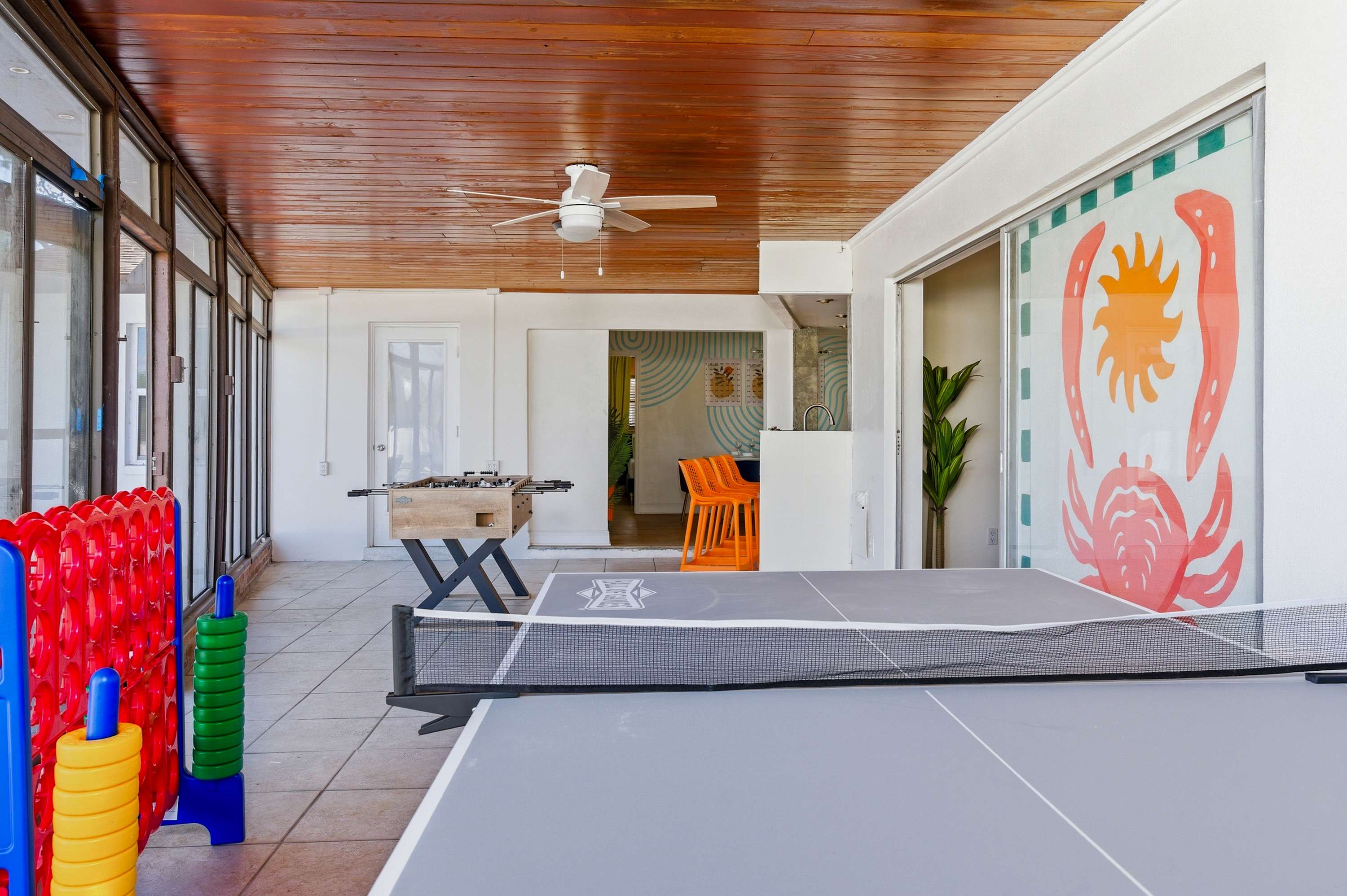 Tropical pop art getaway w Pool & Game Room