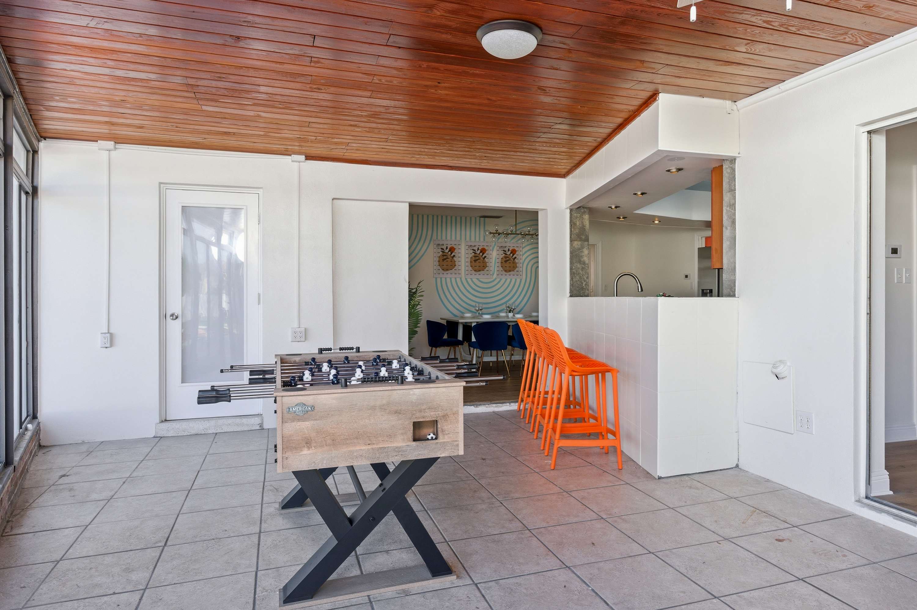 Tropical pop art getaway w Pool & Game Room