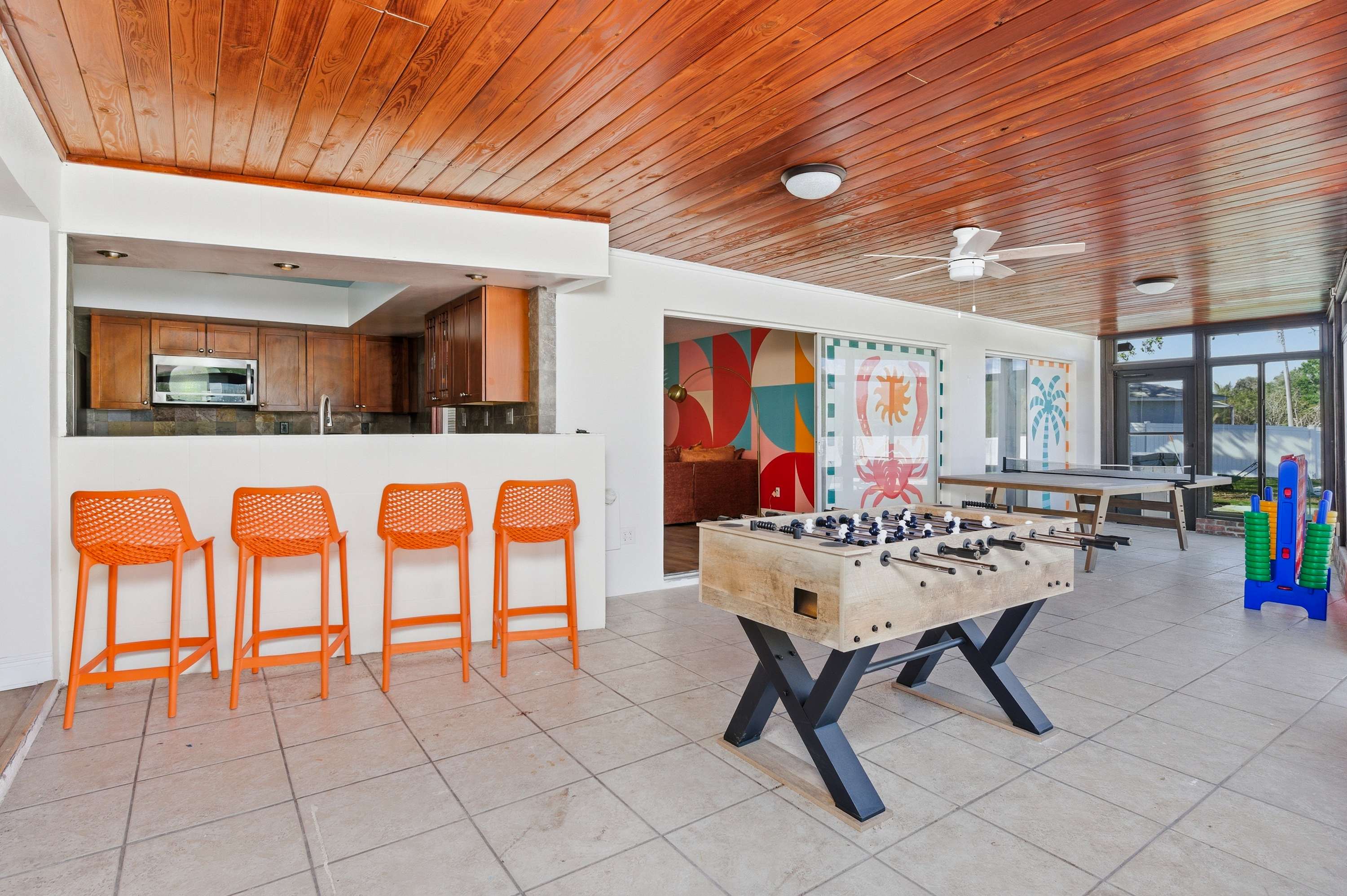 Tropical pop art getaway w Pool & Game Room