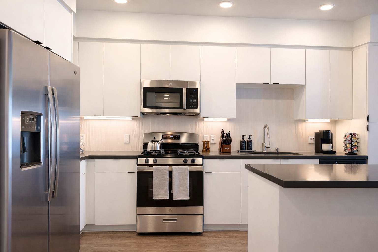 Modern Apartment w/ Pool, Gym & 10 Min to Disney