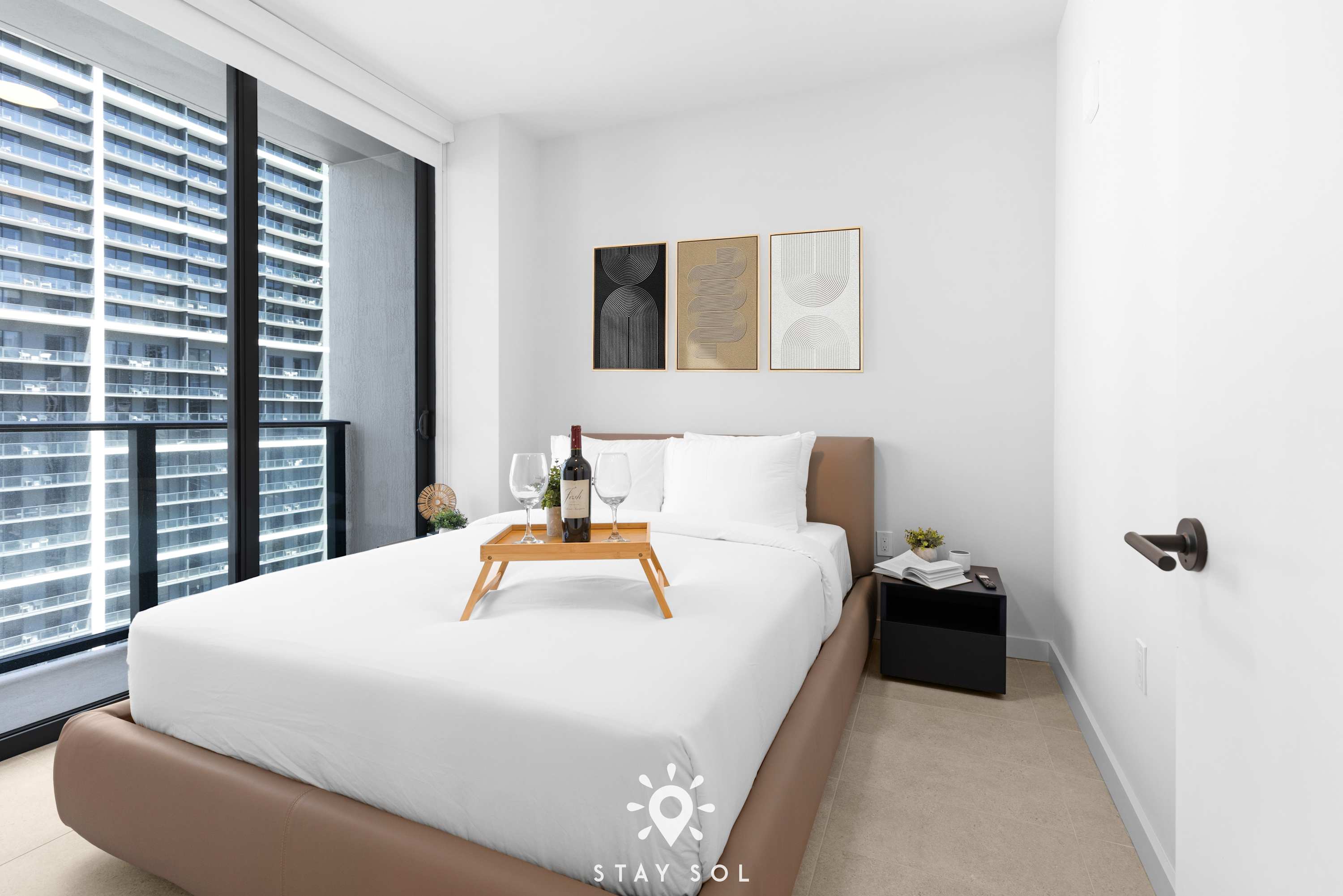 Stylish Retreat Modern 1BR and Den Miami