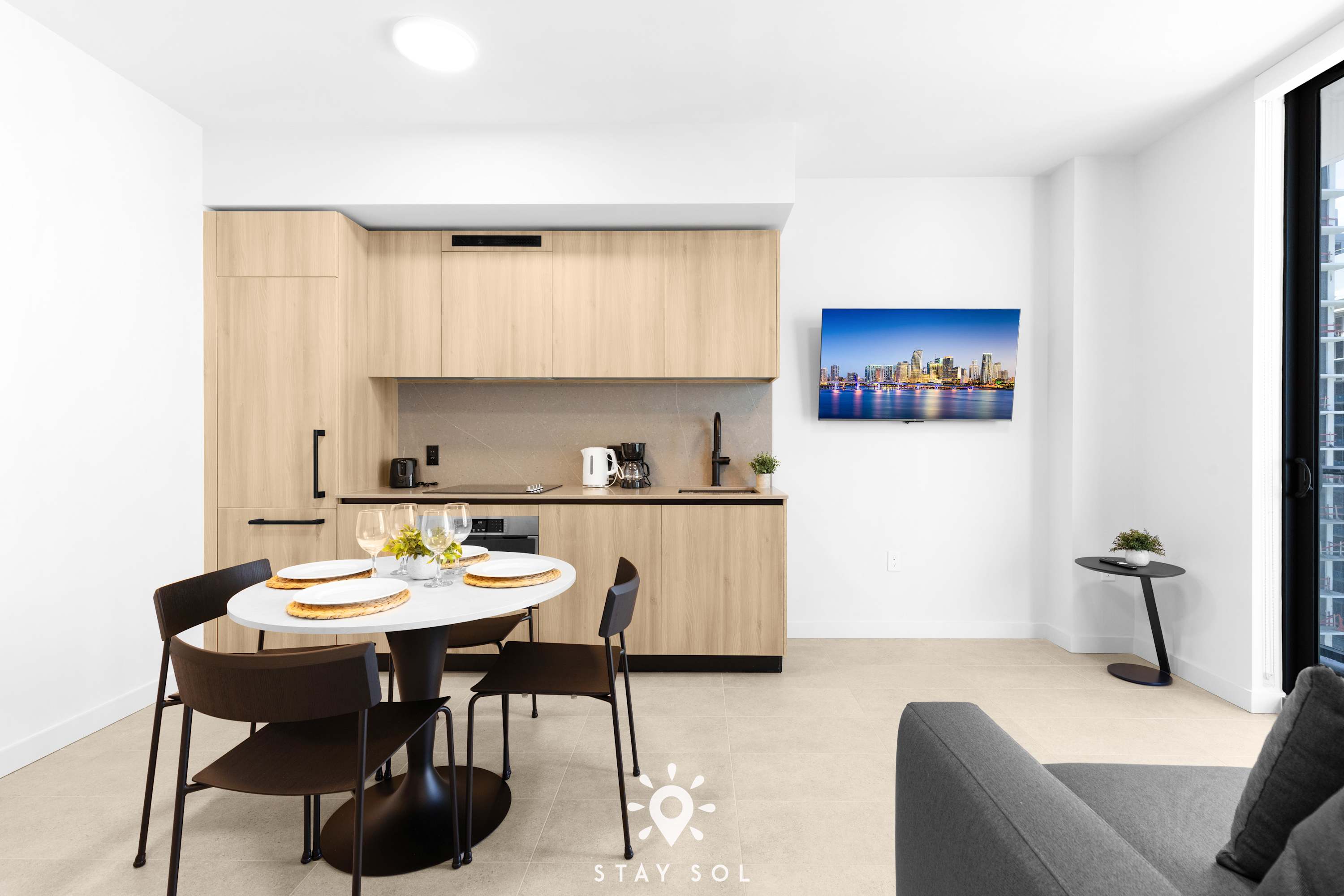 Stylish Retreat Modern 1BR and Den Miami