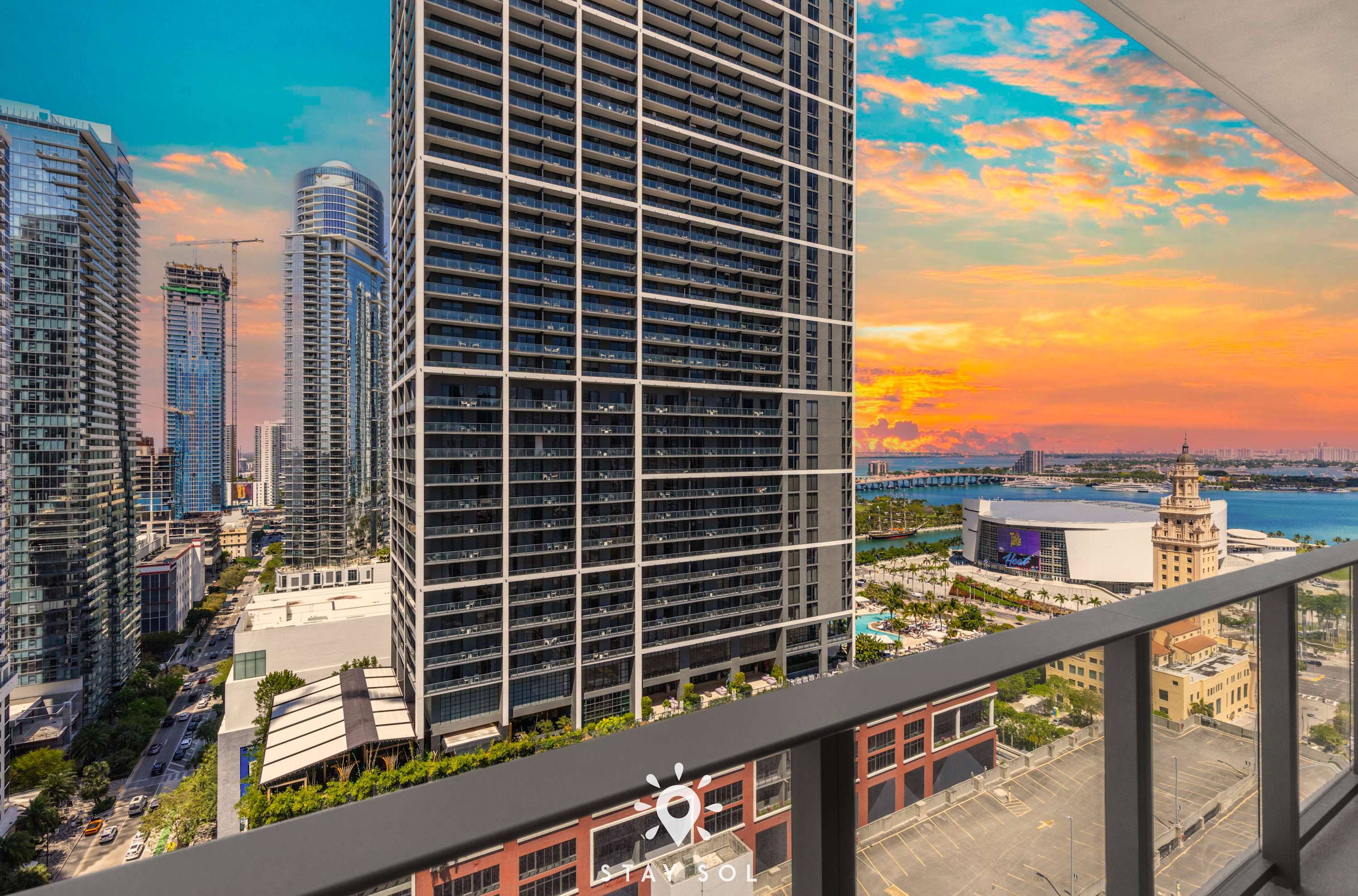 Modern 1BR and Den Miami + Amazing Pool