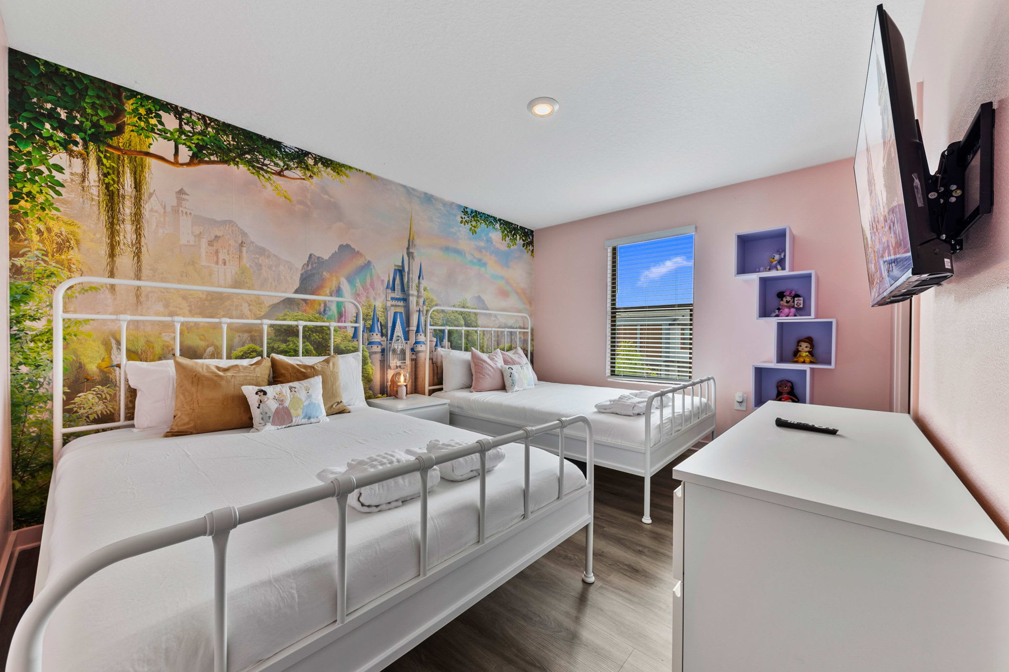 Family 3BR townhouse w/ pool & balcony