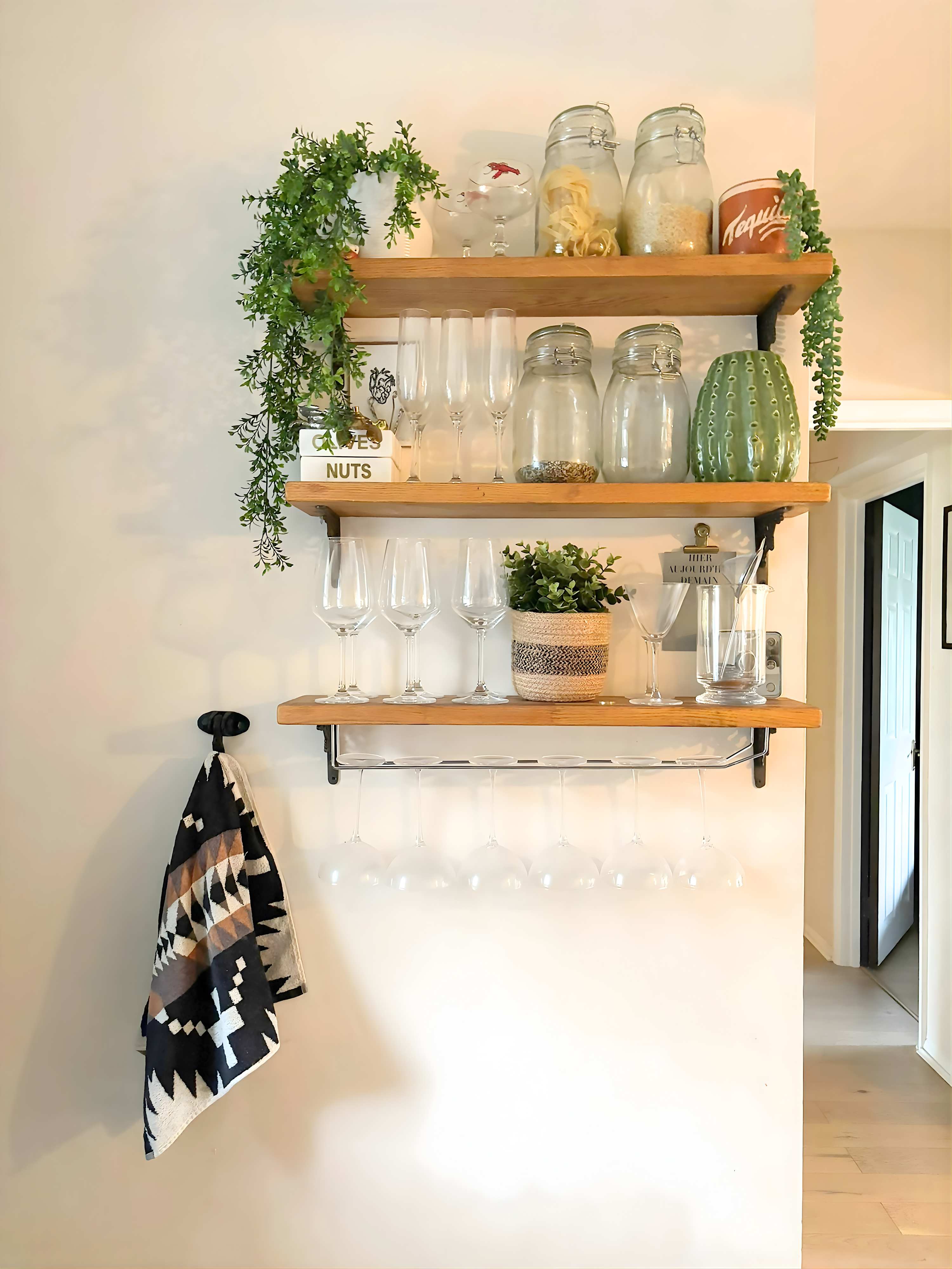 Boho Boutique Hideaway in Flat 26 Linden Court, Frithville Gardens W12 7JJ - Property image 14 - VivreStays