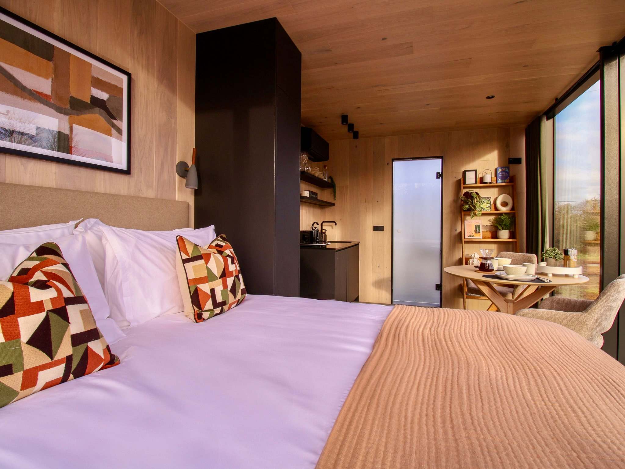 Luxury Mirror Cabin with Hot Tub & Sauna