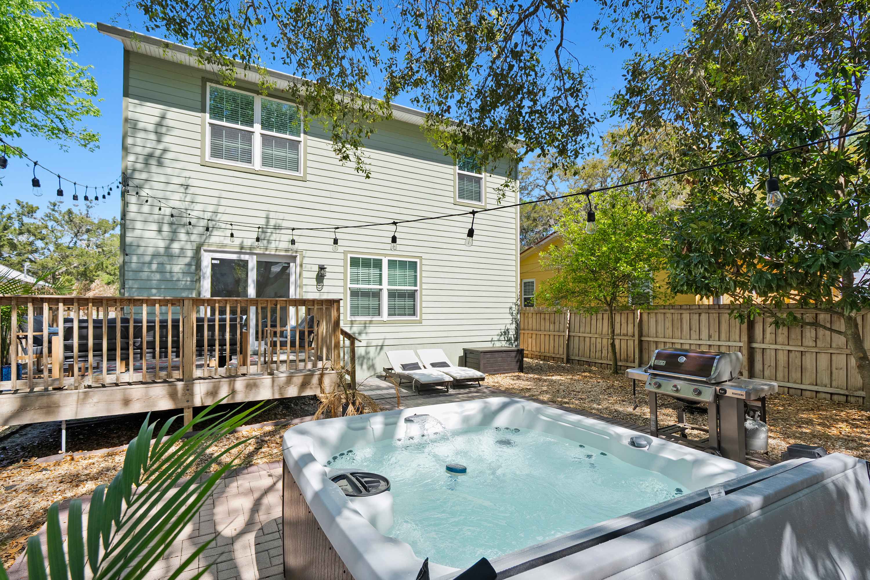 Walk to Ice Plant, Hot Tub, BBQ, Games, Comfy Beds