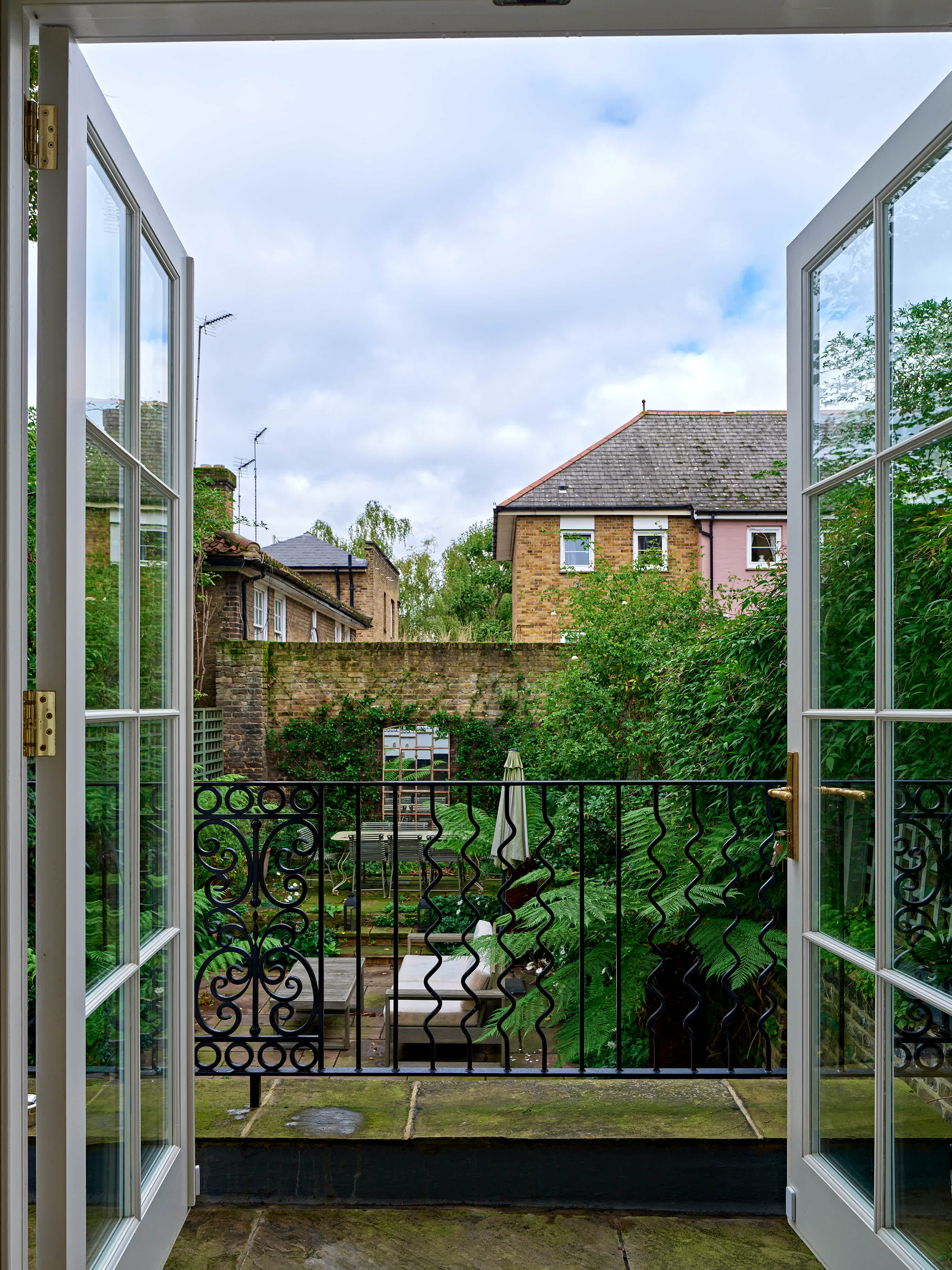 Grand 6 bed Home in Holland Park With Garden in Saint James's Gardens 25 W11 4RE - Property image 17 - VivreStays