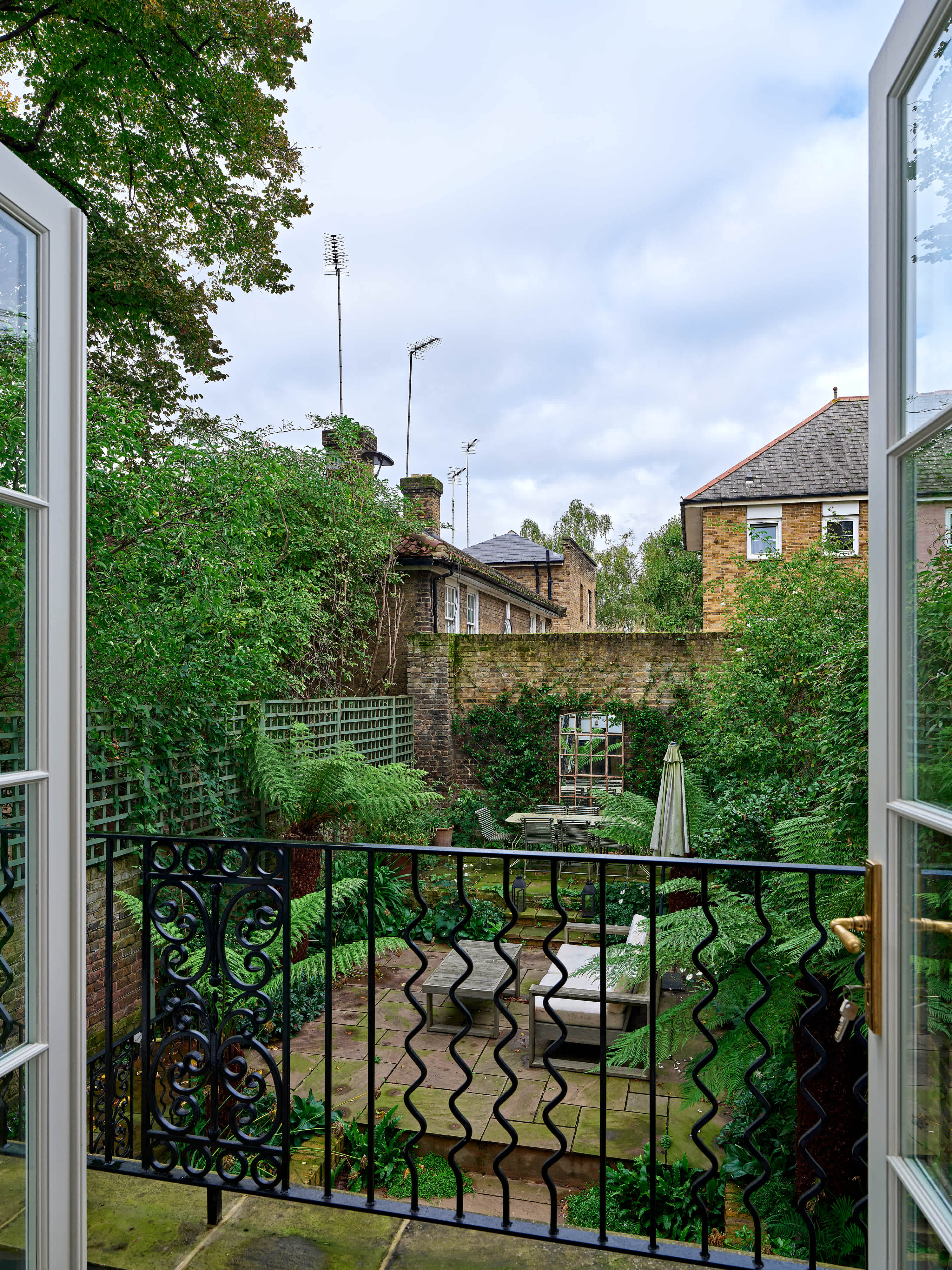 Grand 6 bed Home in Holland Park With Garden in Saint James's Gardens 25 W11 4RE - Property image 47 - VivreStays