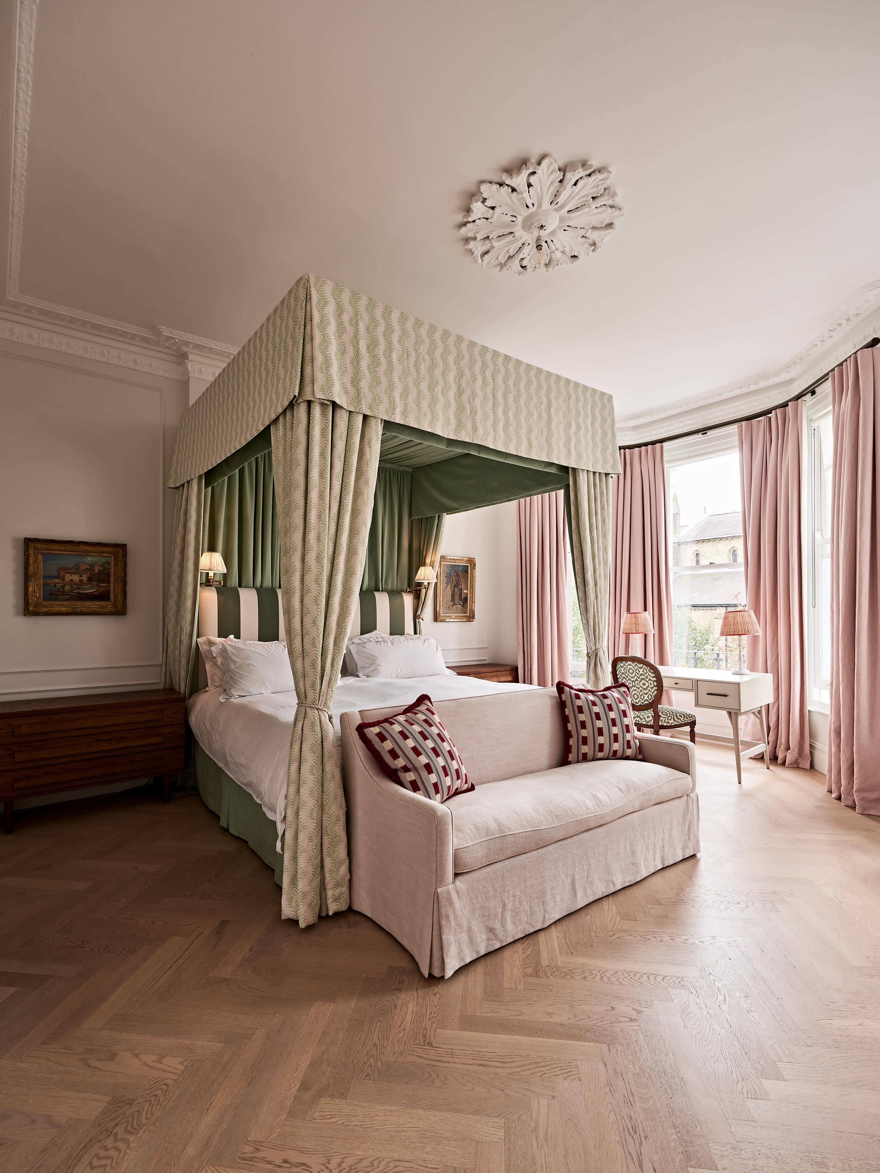 Grand 6 bed Home in Holland Park With Garden in Saint James's Gardens 25 W11 4RE - Property image 20 - VivreStays
