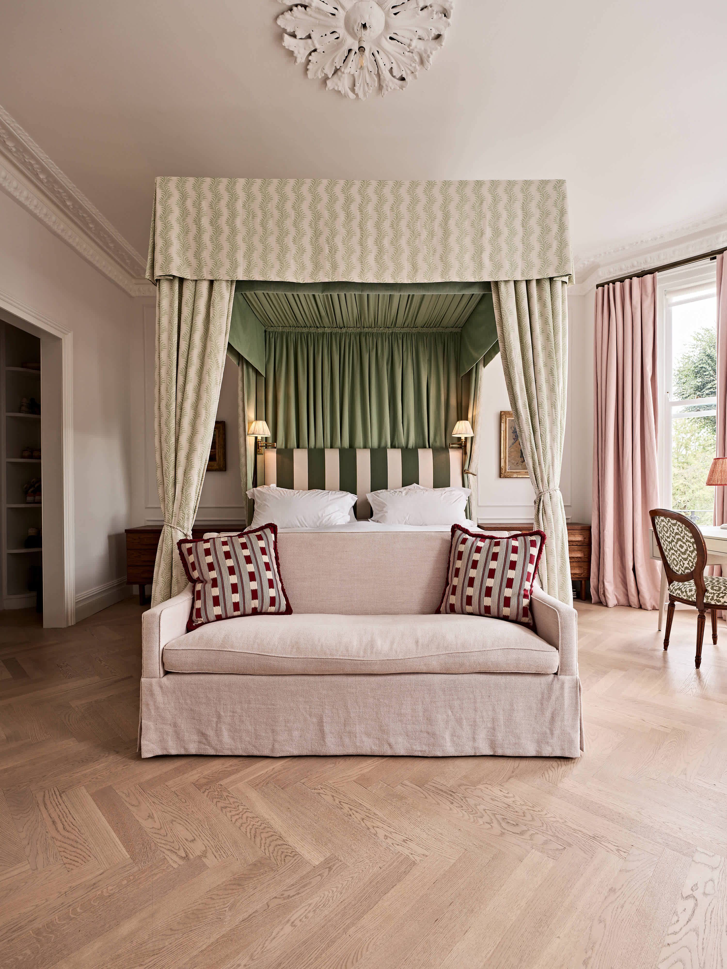Grand 6 bed Home in Holland Park With Garden in Saint James's Gardens 25 W11 4RE - Property image 2 - VivreStays