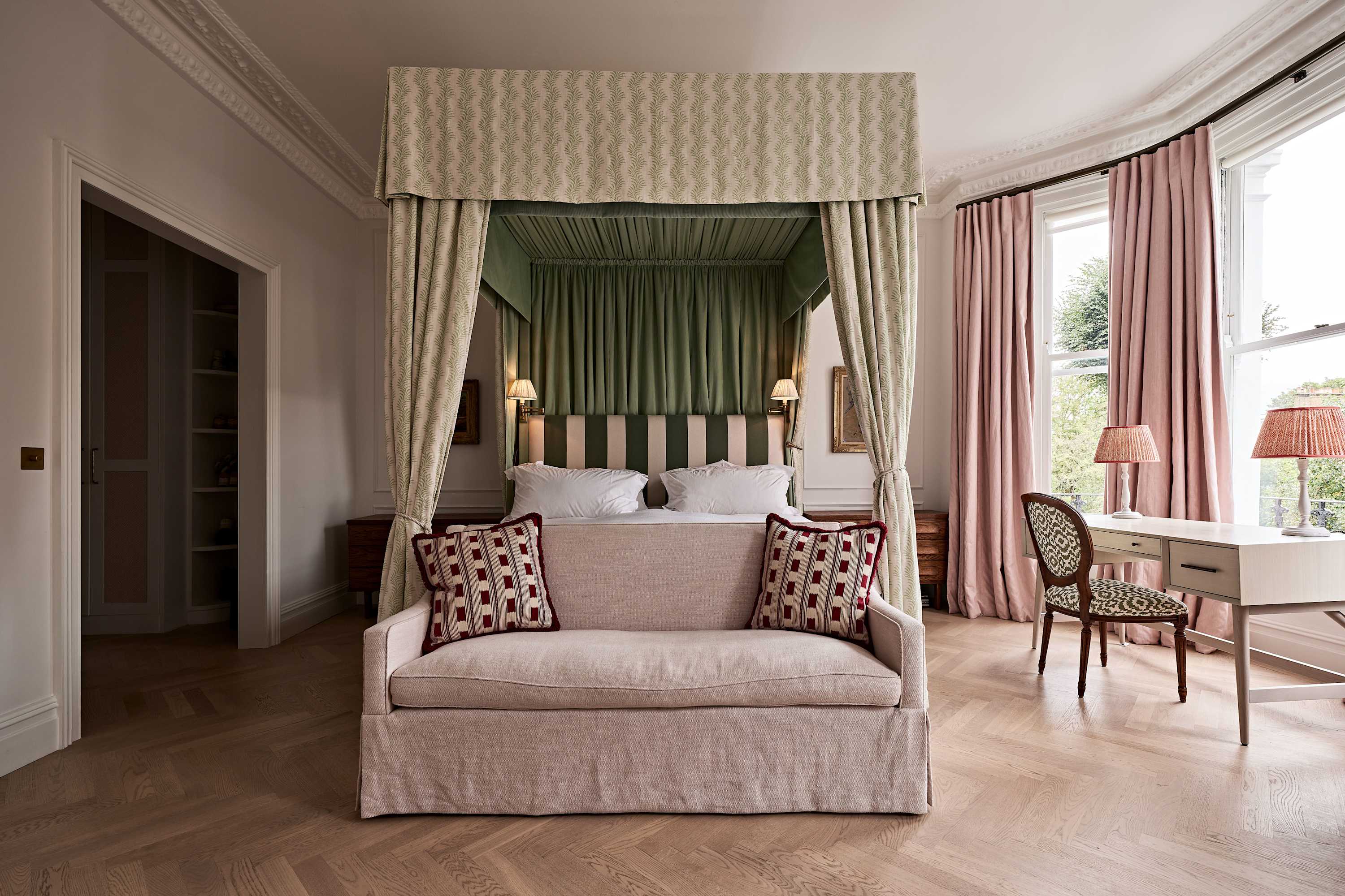Grand 6 bed Home in Holland Park With Garden in Saint James's Gardens 25 W11 4RE - Property image 19 - VivreStays