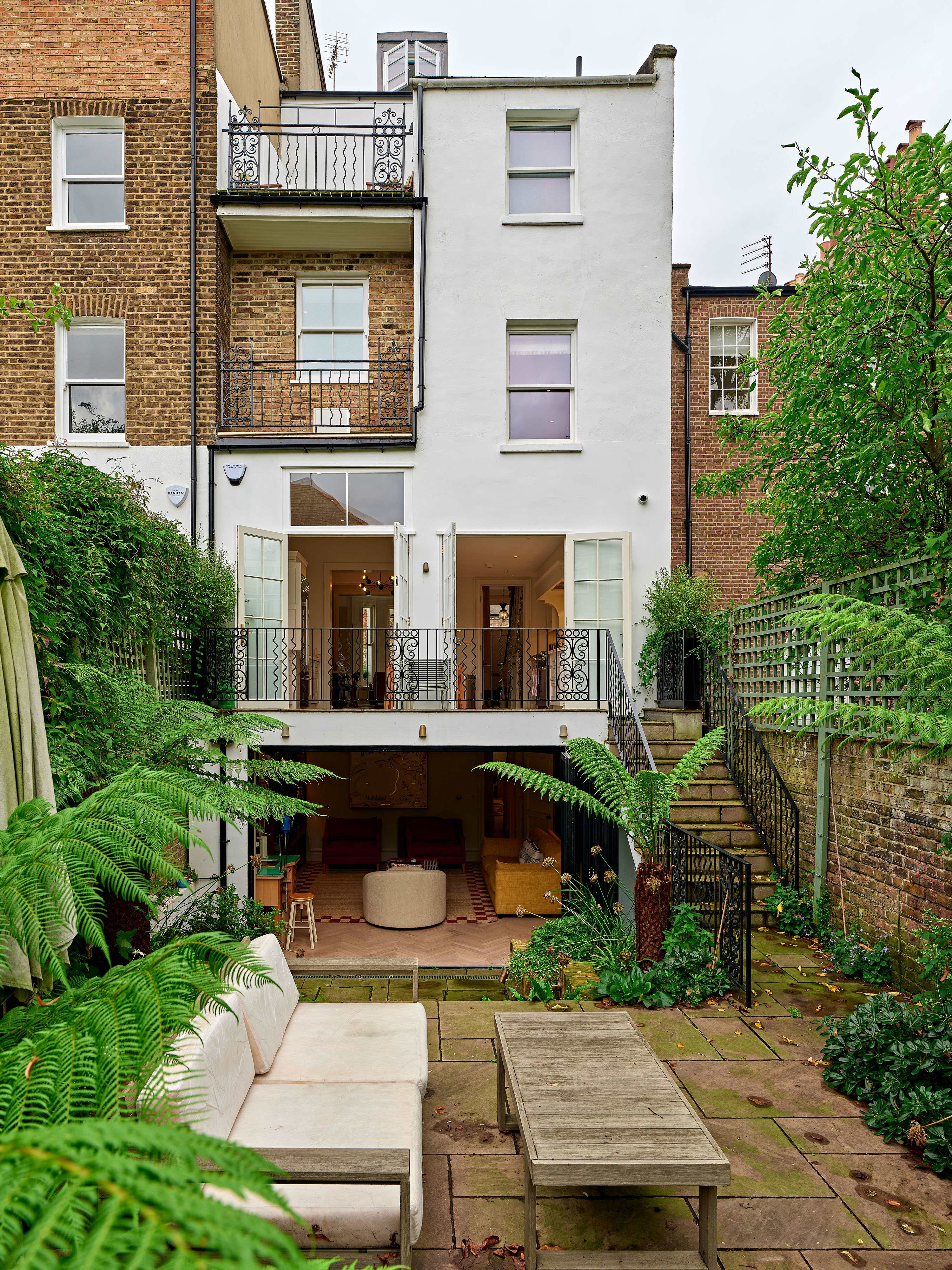 Grand 6 bed Home in Holland Park With Garden in Saint James's Gardens 25 W11 4RE - Property image 44 - VivreStays