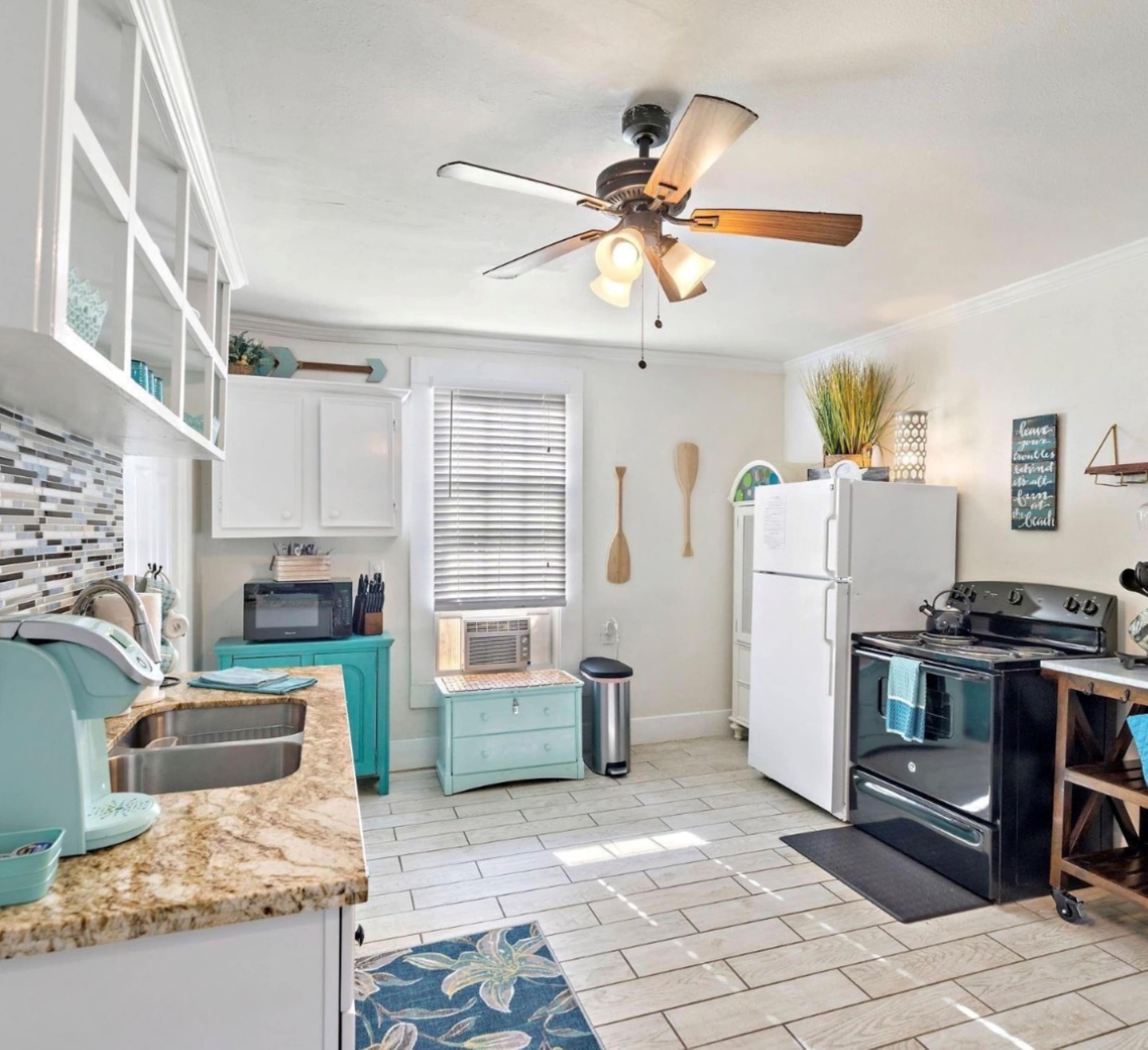 The airy kitchen is well equipped for an unforgettable getaway​