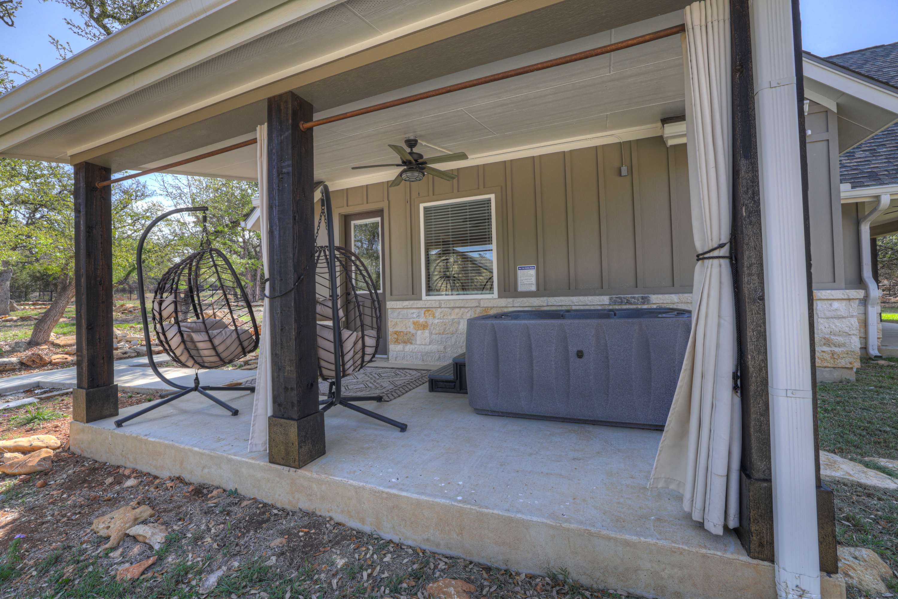 Crazy Horse-Close to Canyon Lake Marina! | Photo 3